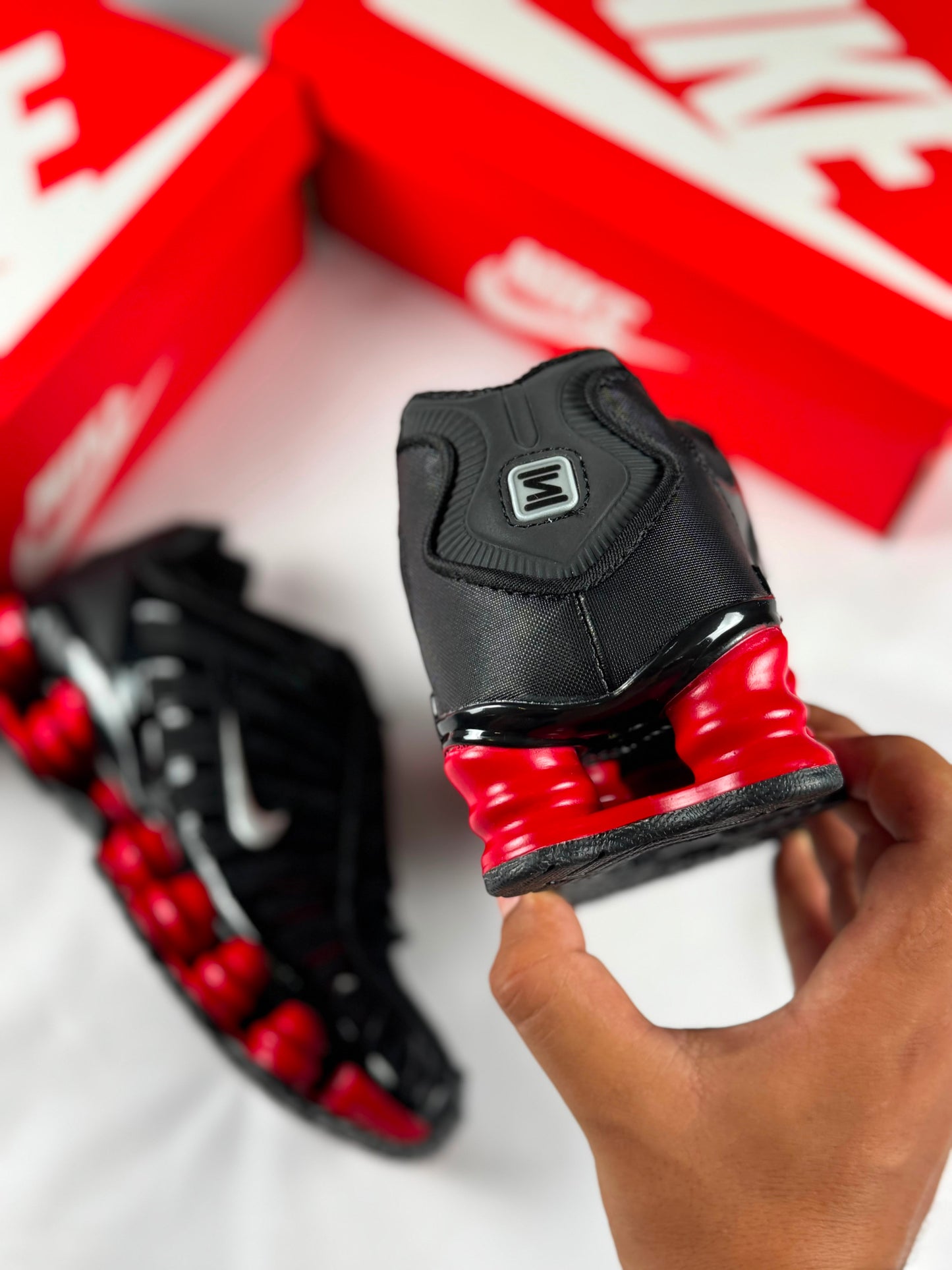 Shox negras logo blanco detalles rojos