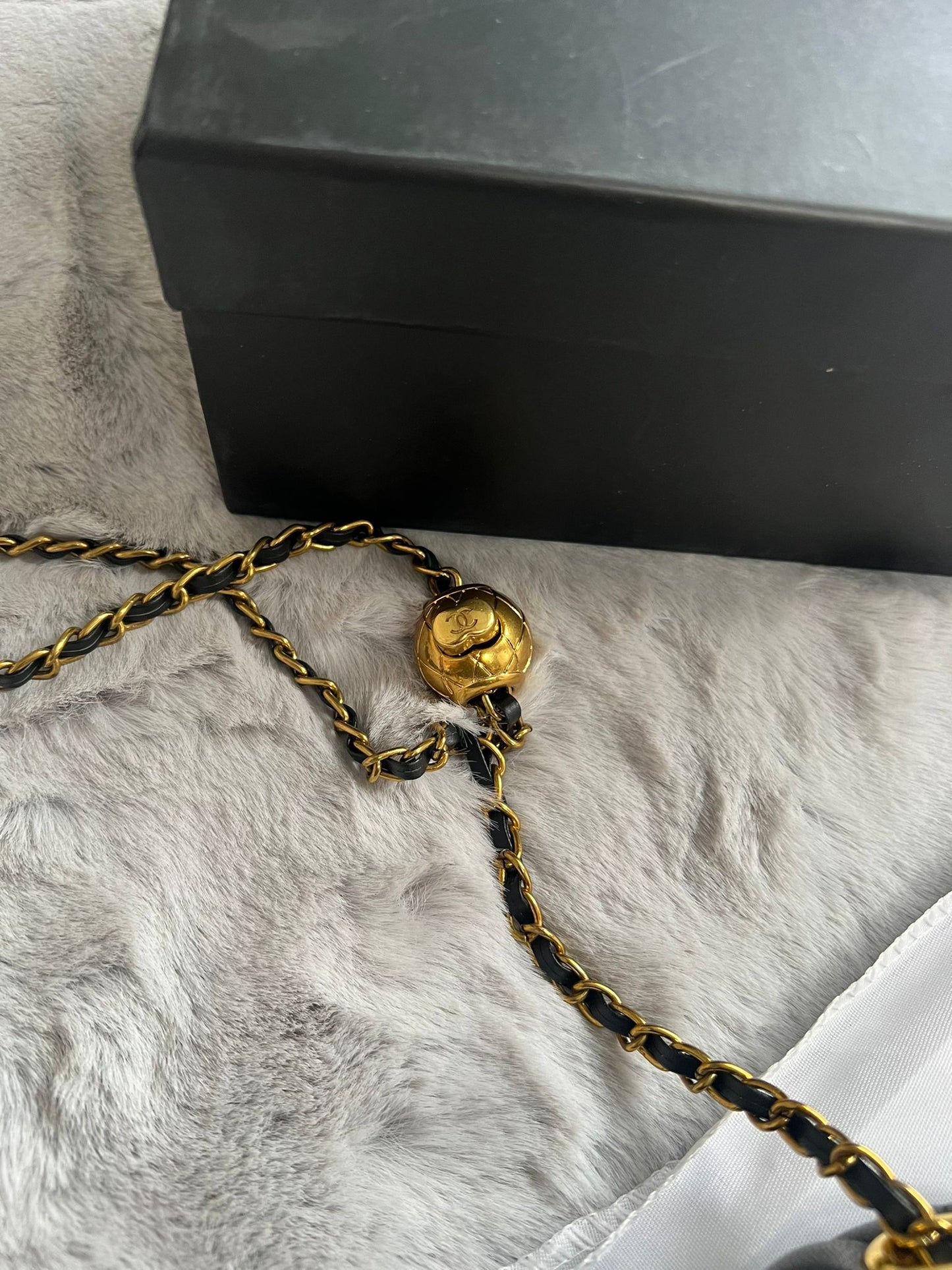 Bolso chanel negro logo dorado