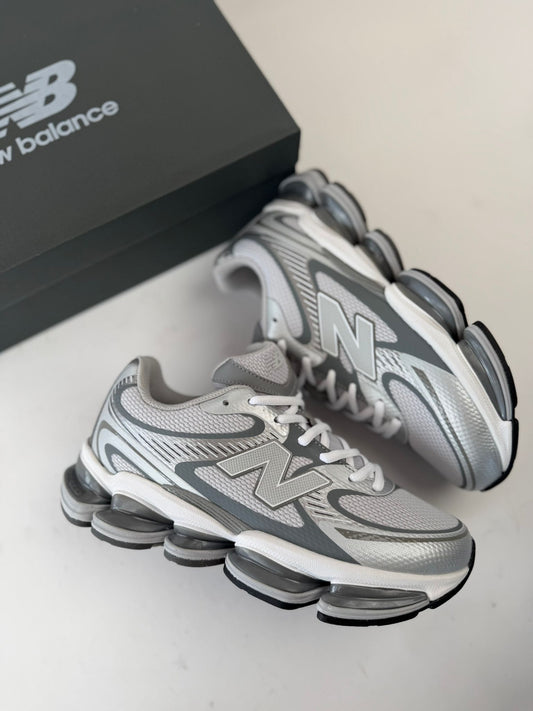 New Balance 2000 grises detalles blancos