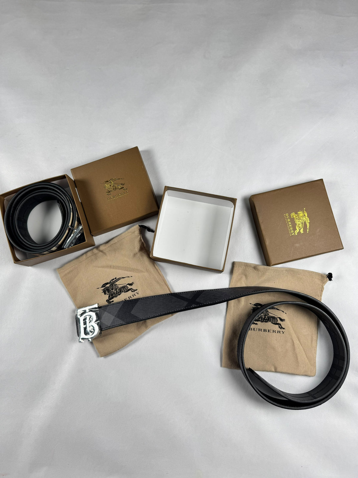 Cinturon Burberry negro logo plateado
