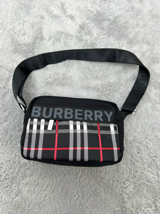 BANDOLERA burberry negra logo gris