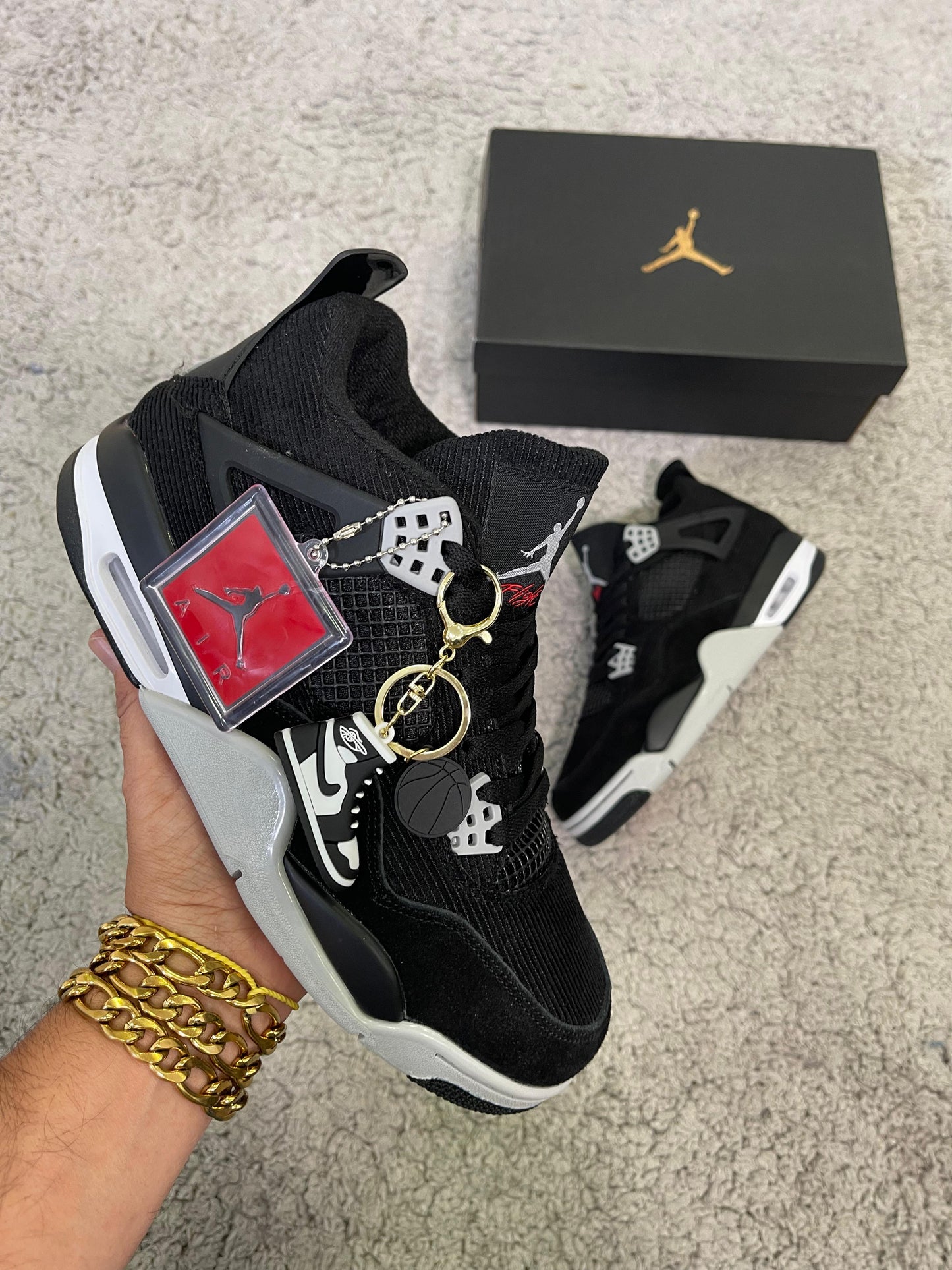 JORDAN 4 negras detalles blancos y rojos