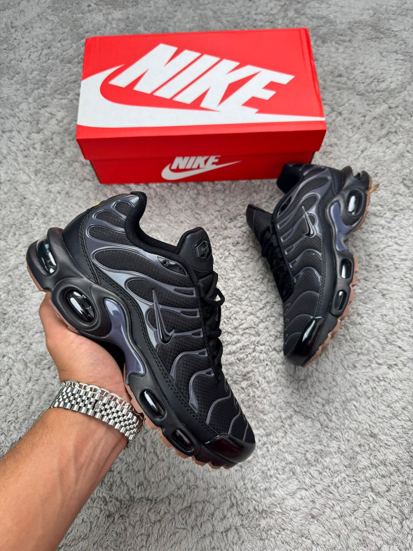 Nike tn negras detalles grises