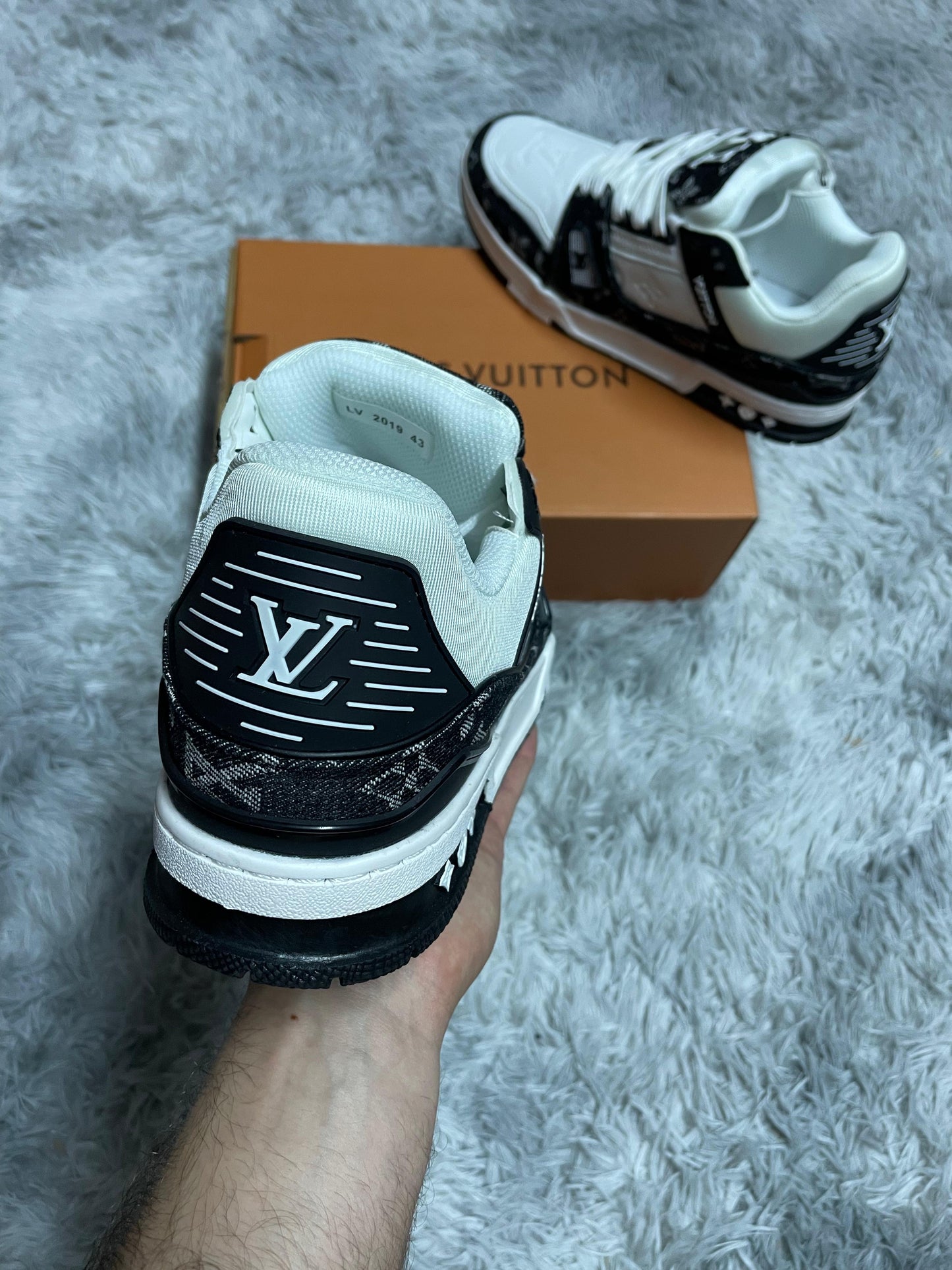 LV Trainer blancas y negras