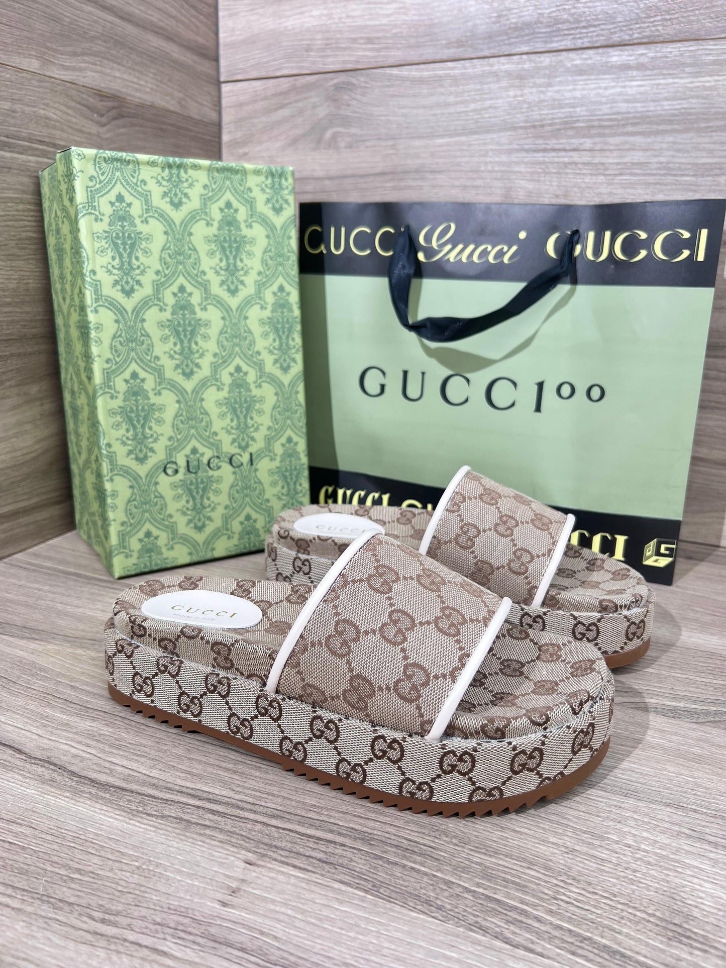Chancla Gucci mujer terciopelo marron logo marron detalles blanco