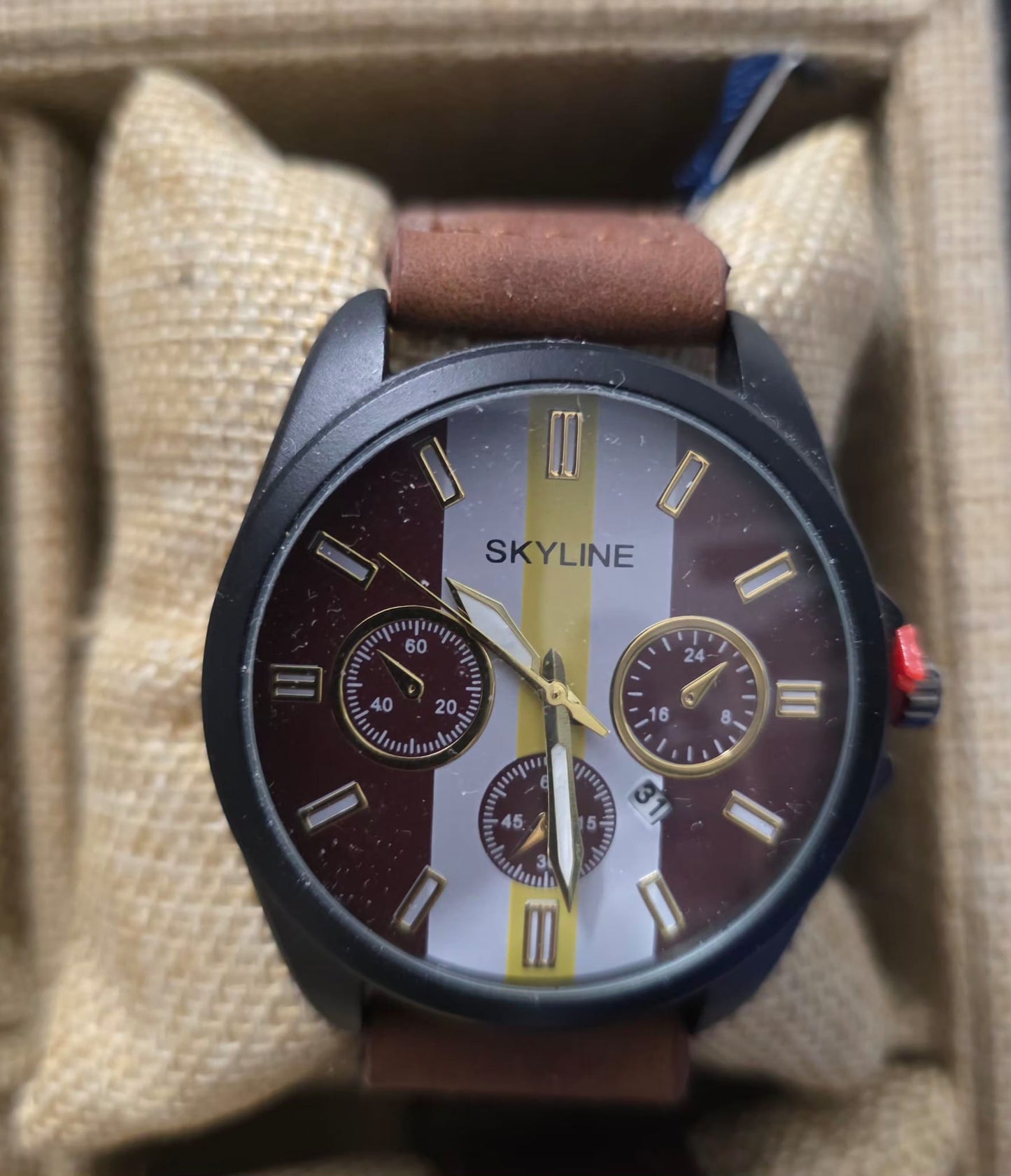 Reloj skyline negro logo marron y blanco