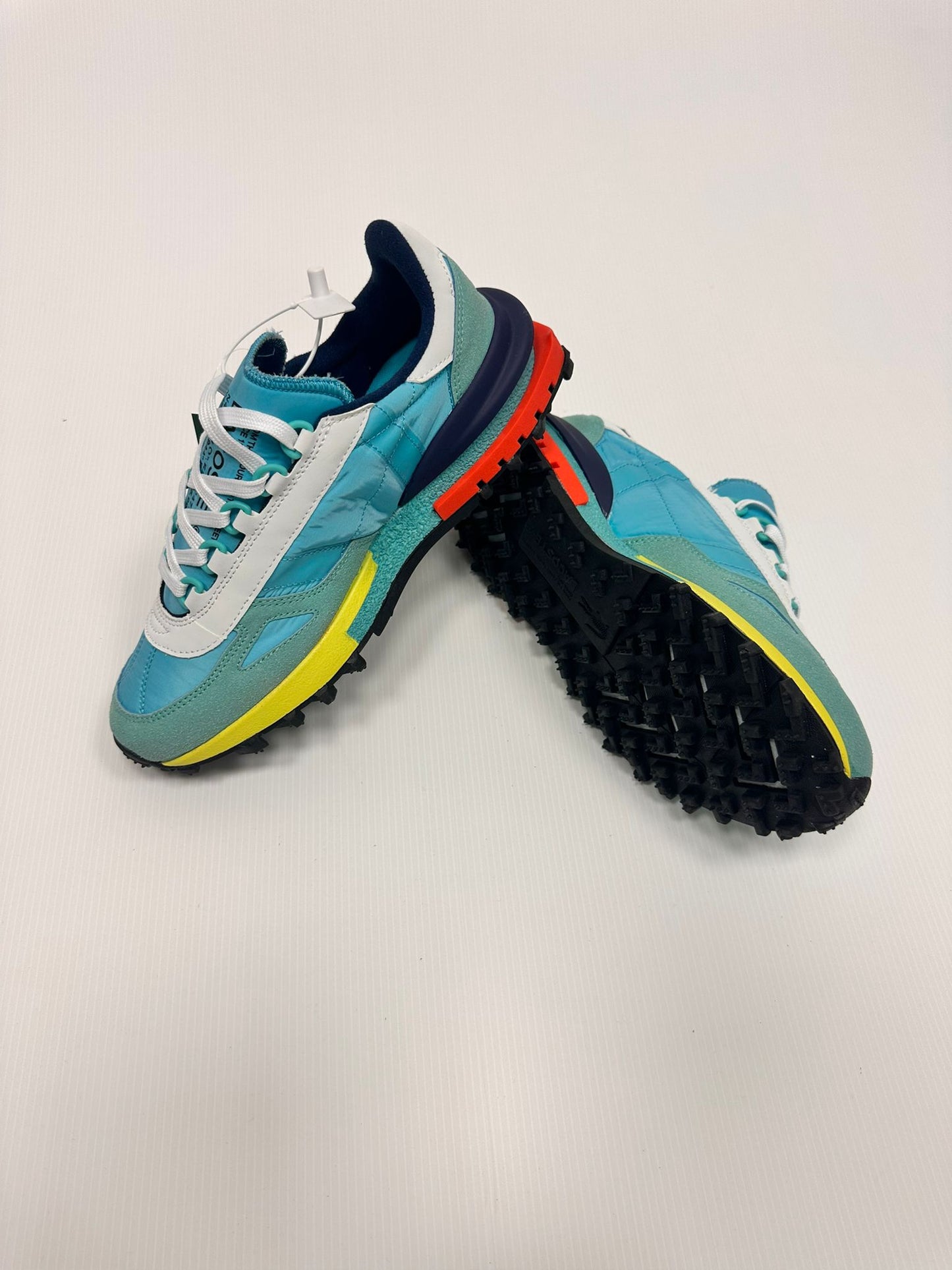 Zapatillas Lacoste azul detalles naranjas y amarillas
