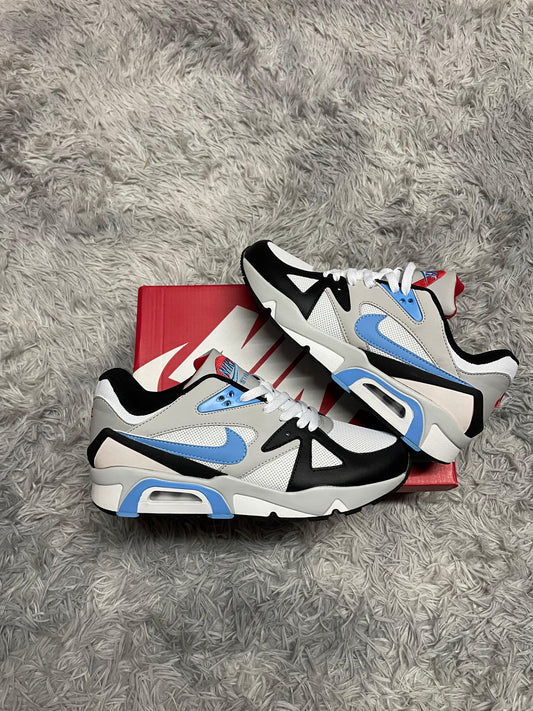 Air max 96 blancas y grises logo azul detalles negros