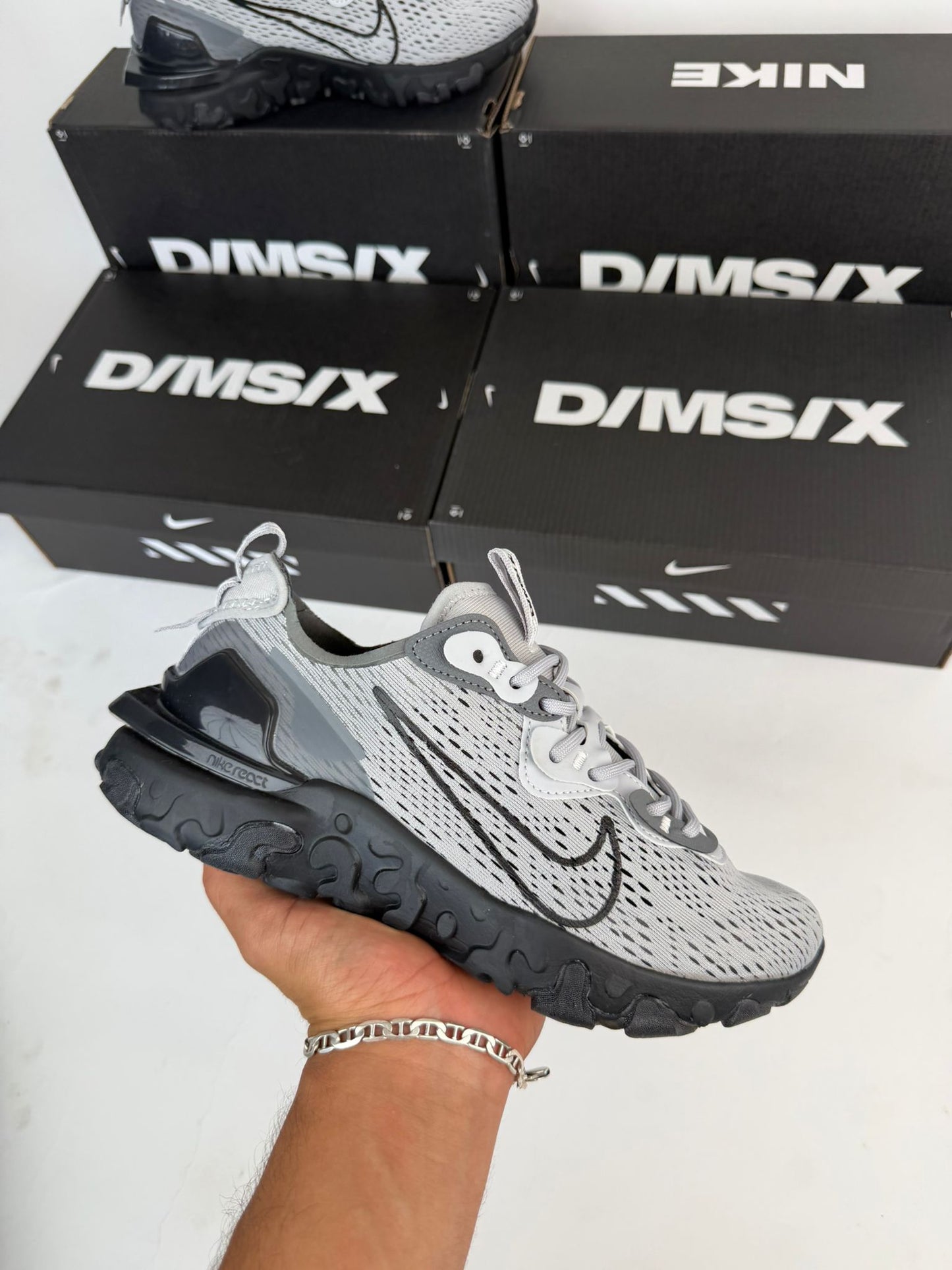 Nike react vision grises logo negro