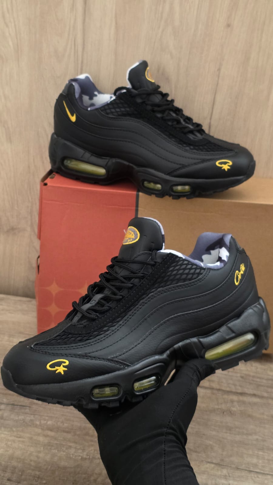 Air max 95 corteiz negra logo oro