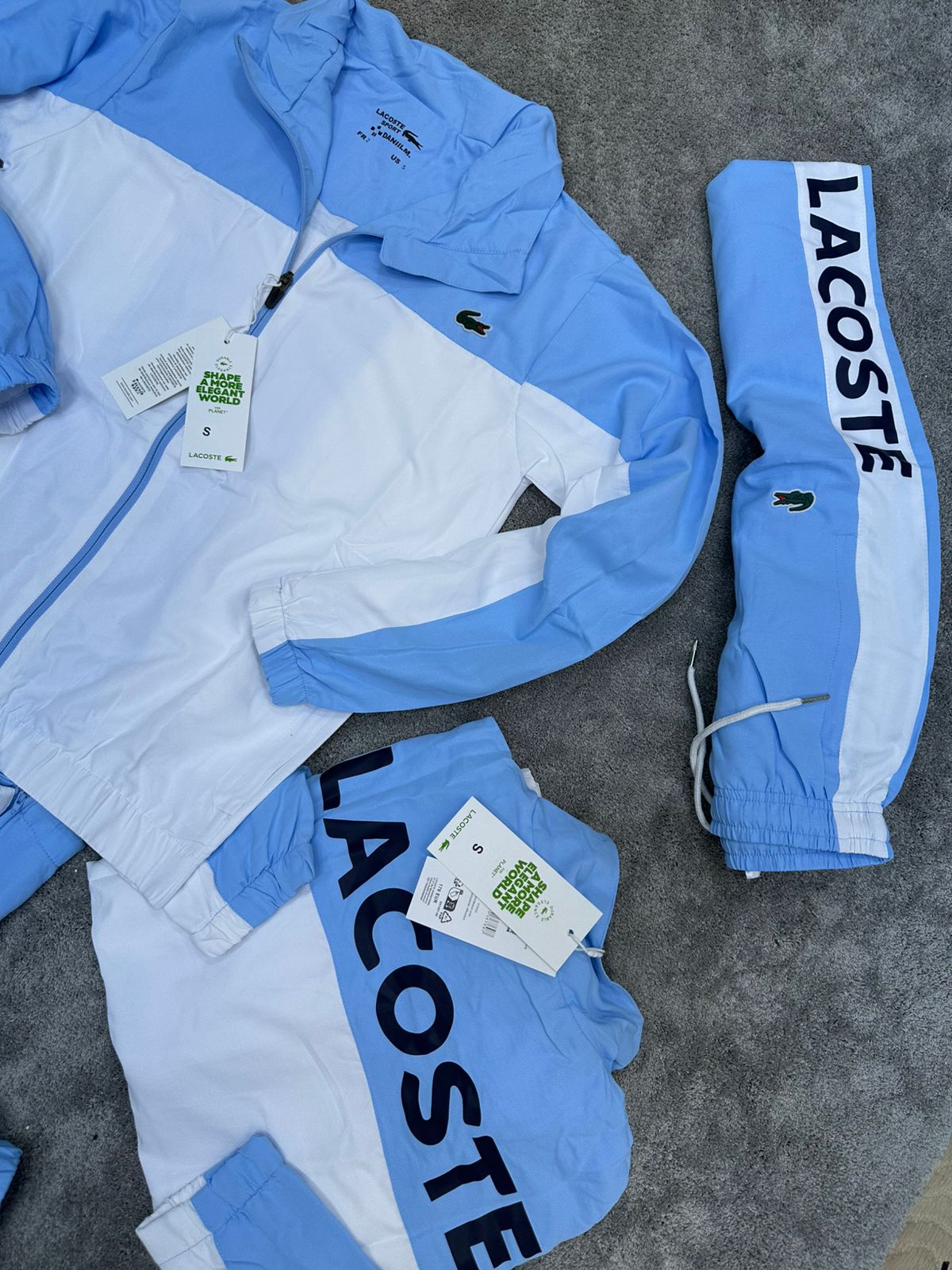 Chandal LACOSTE blanco y azul logo verde
