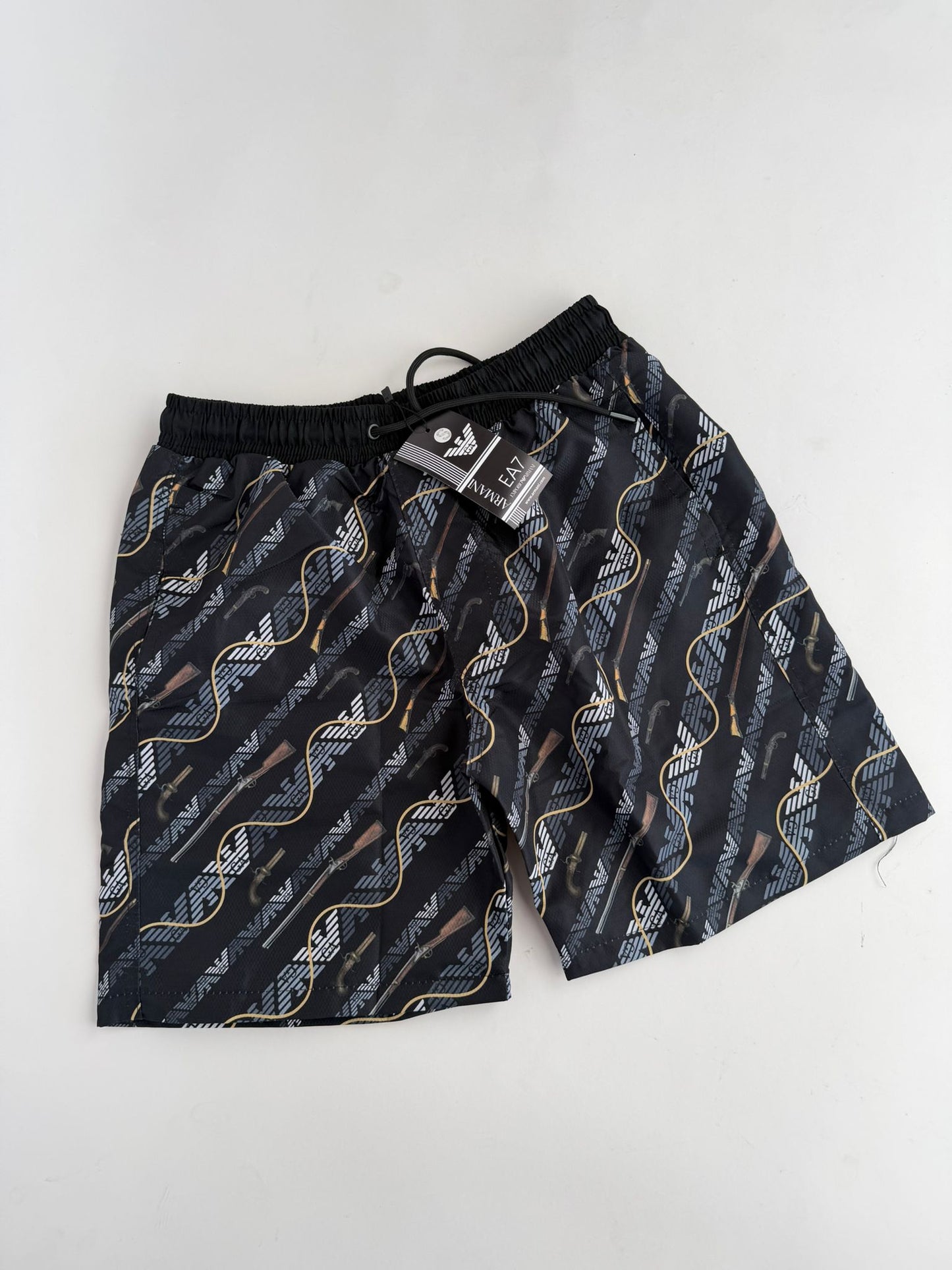 Pantalon Corto Armani negro logos grises detalles dorados