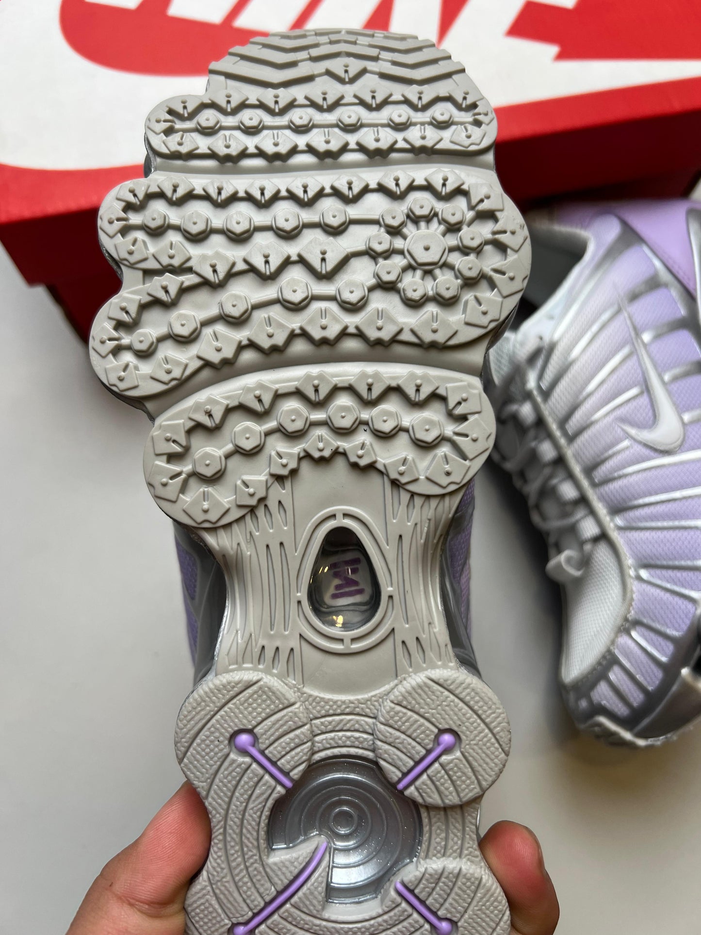 Shox plateadas y moradas logo blanco contorno plateado