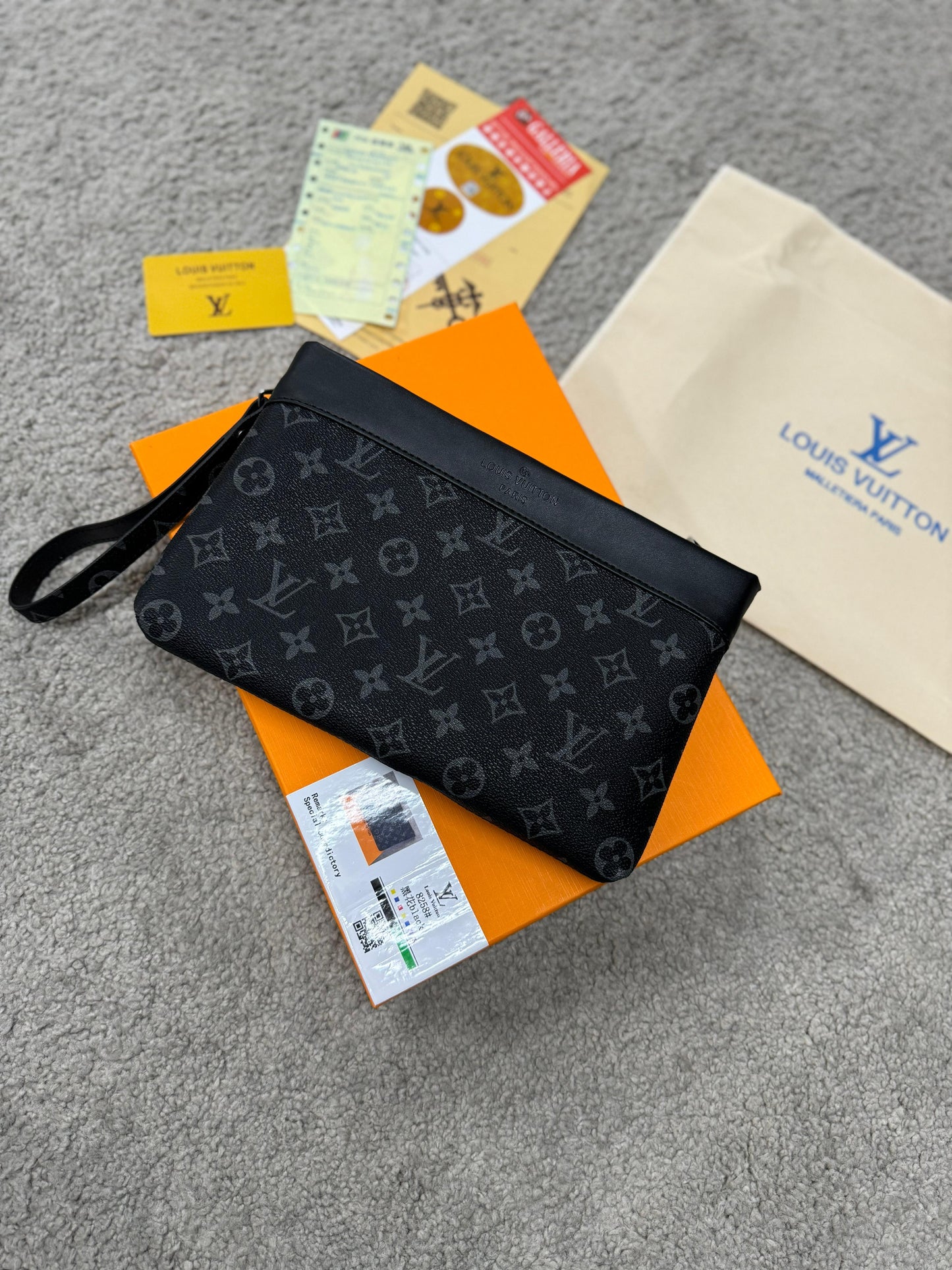 Bolso de mano LV negro logos grises en grande