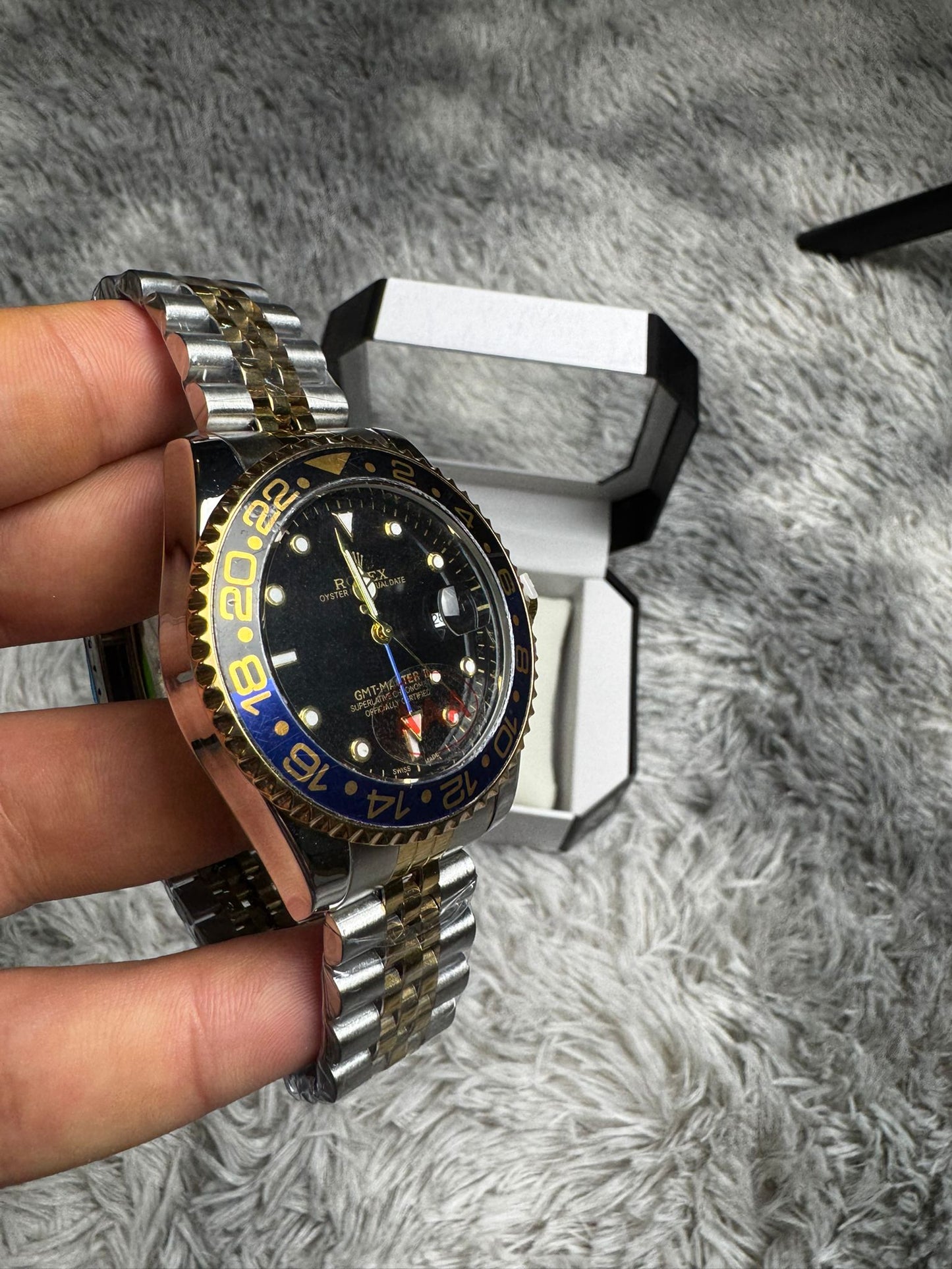 RELOJ ROLEX PLATEADO DETALLES DORADOS Y NEGROS