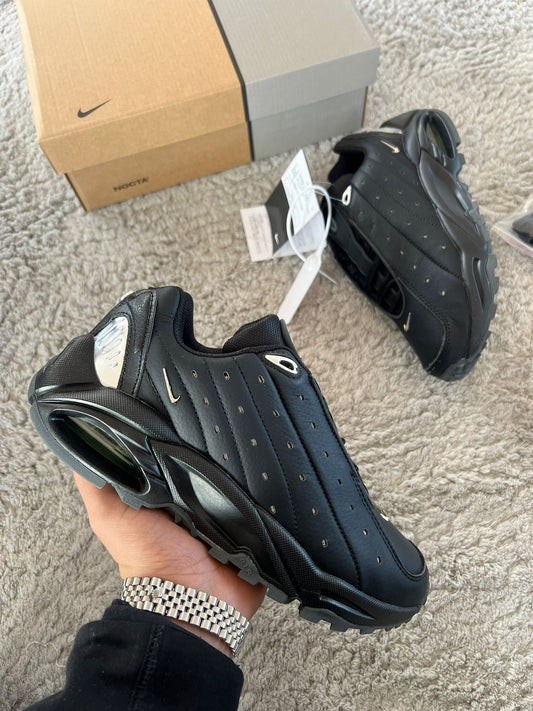 Nike nocta negras logo plateado detalles azul marino