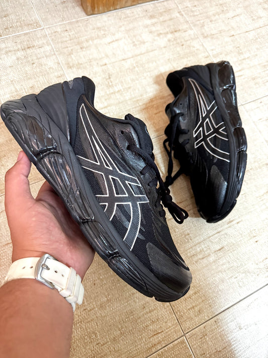 Asics negras logo negro contorno blanco