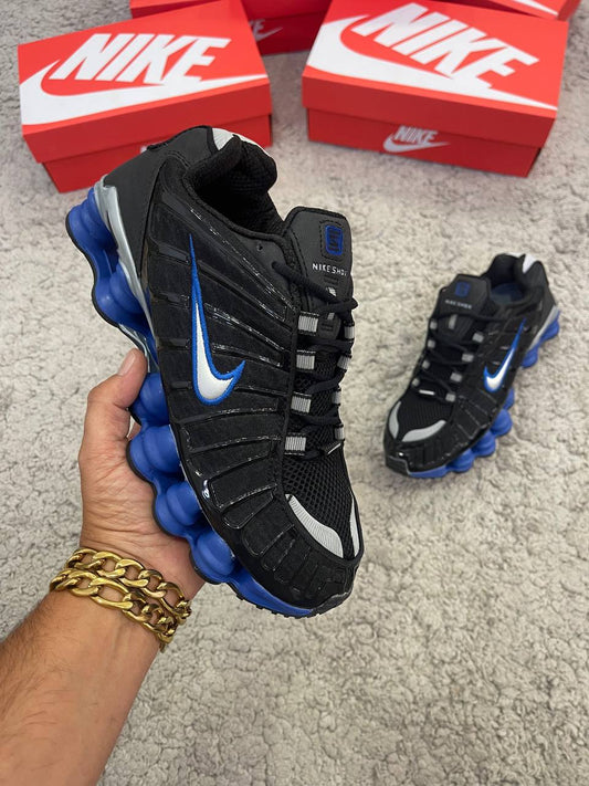 Shox negras logo plateado detalles azules