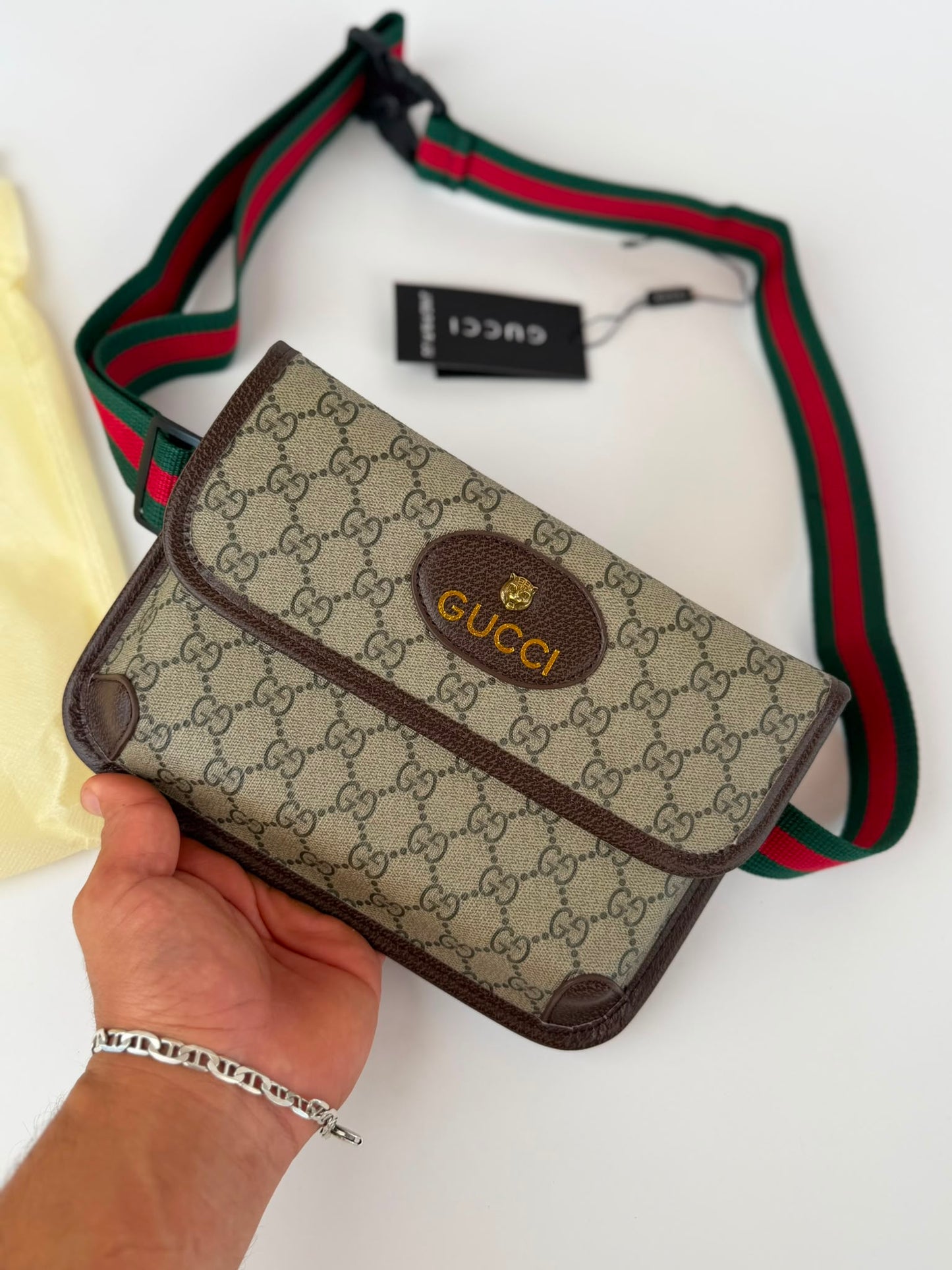 Bandolera Hombre Gucci beige detalles marrones correa verde y roja