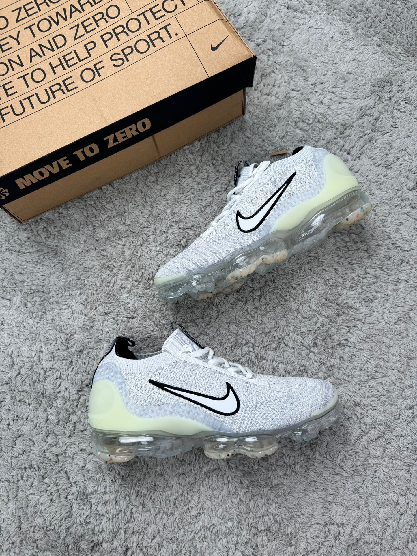 Vapormax 2024 grises logo blanco contorno negro