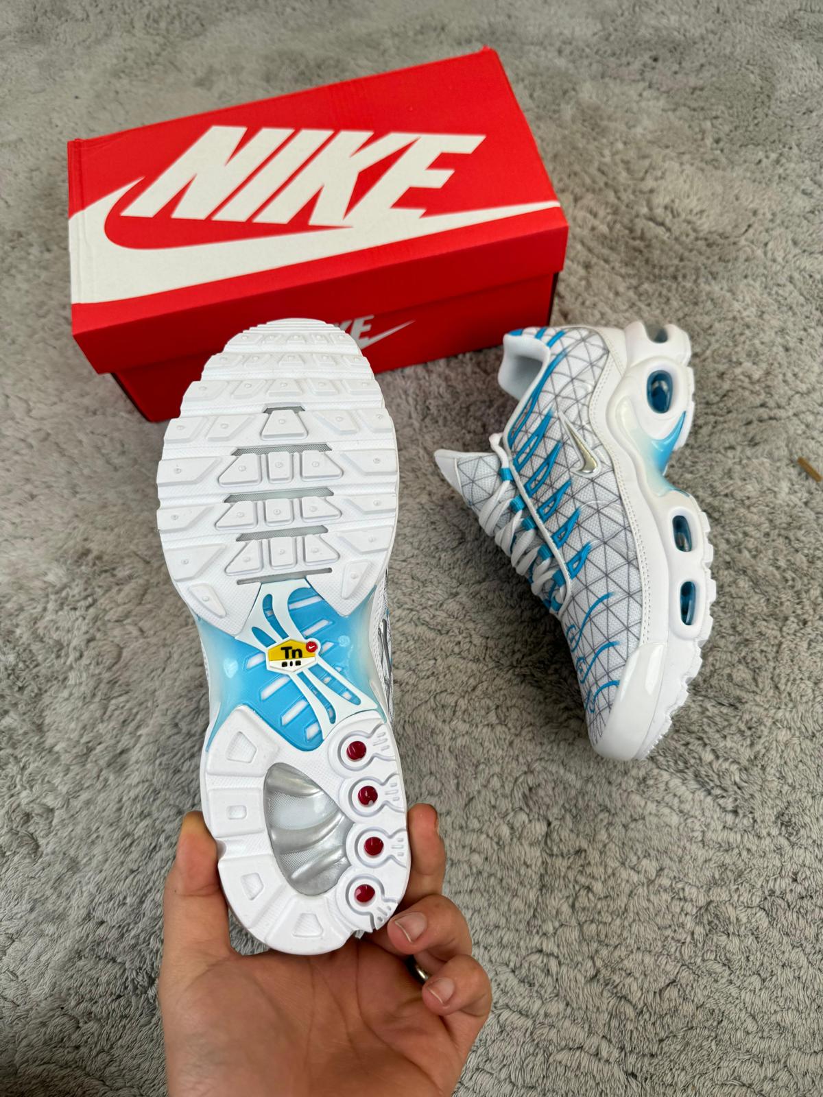 Tn blancas logo plateado detalles azules