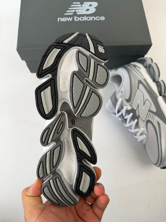 New Balance 2000 grises detalles blancos