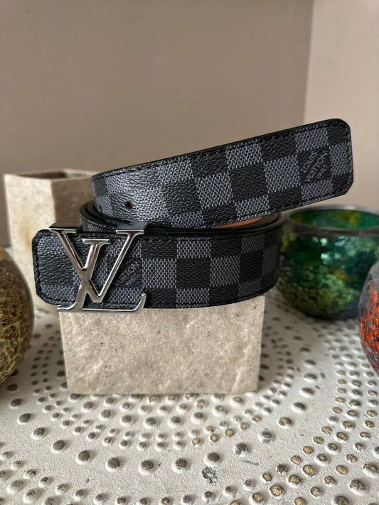 Cinturon Louis Vuitton negro logo plateado