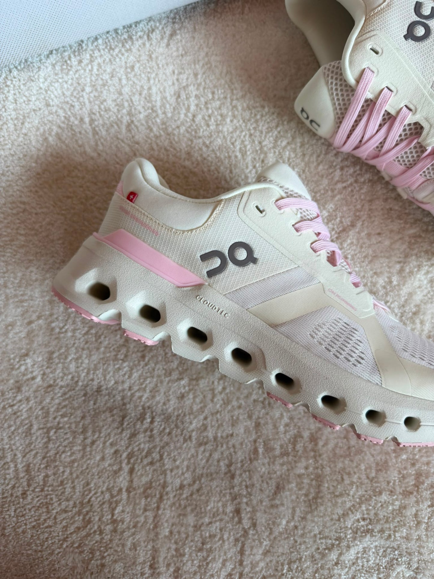 Zapatillas On Running CLOUDTILT blanco detalles rosas