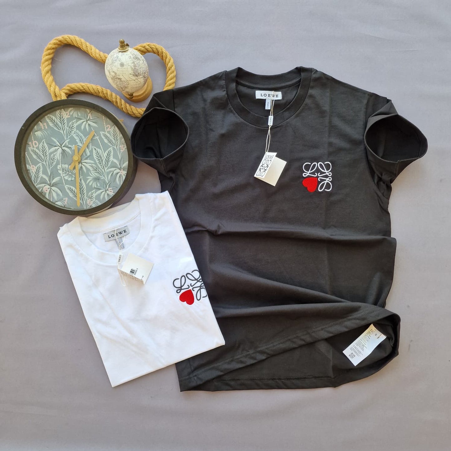 Camiseta Loewe negro logo blanco y rojo