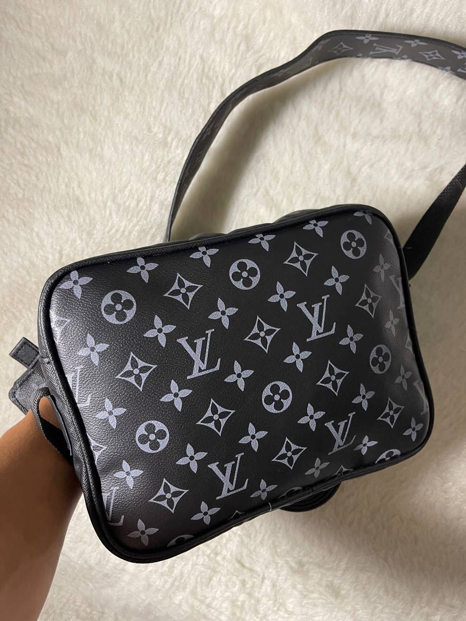 Bandolera negra logo gris LV