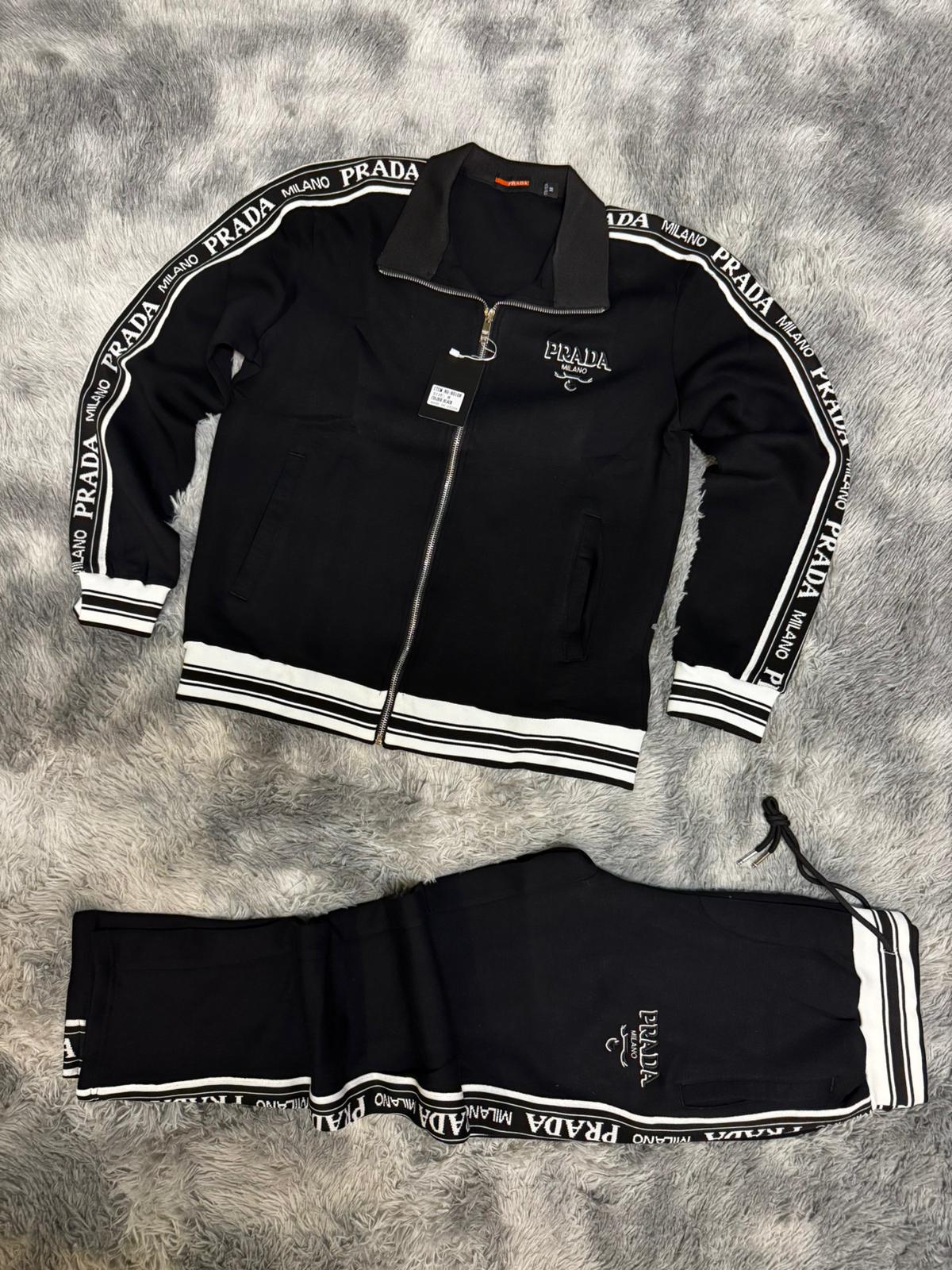 Chandal Prada negro logo blanco detalles laterales