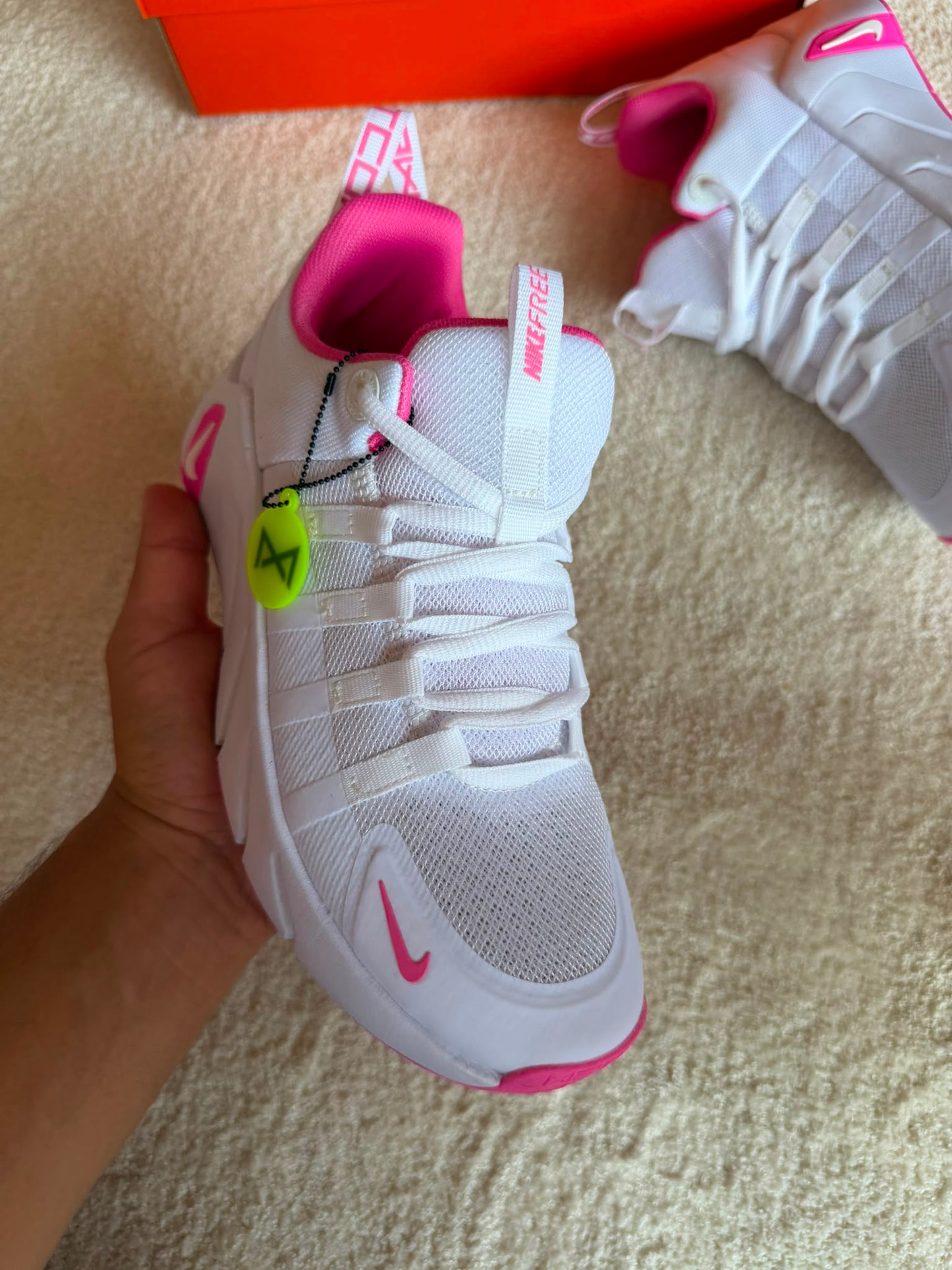 Nike Free Metcon 7 blancas detalles rosas