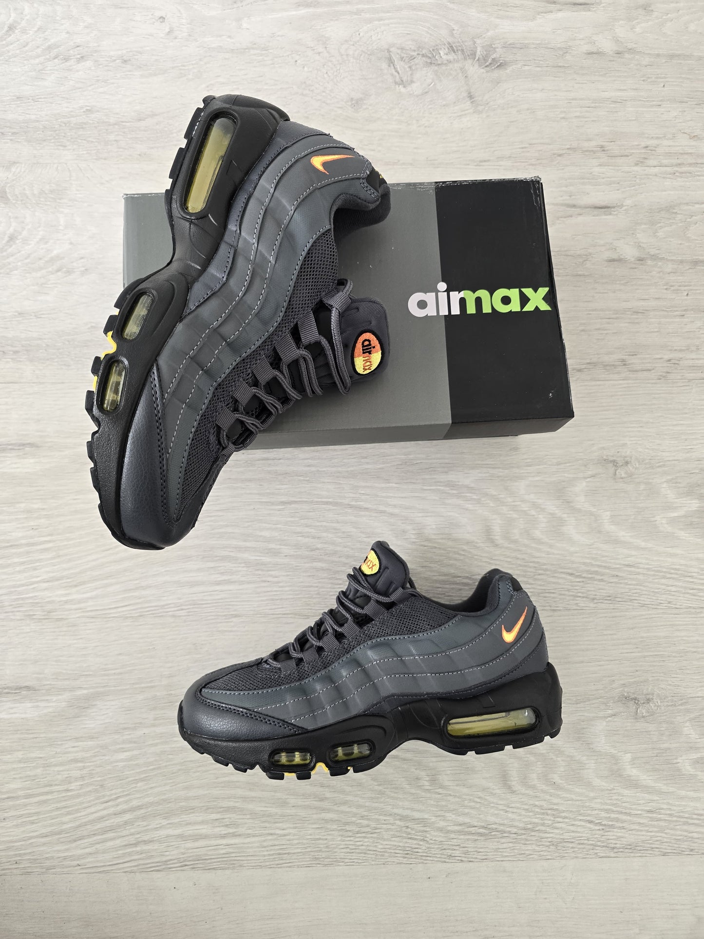 Air max 95 gris logo oro