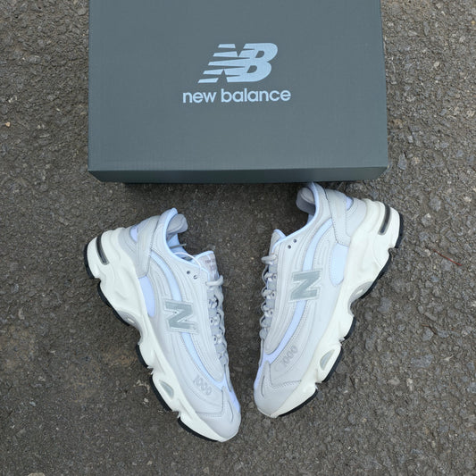 New balance 1000 blanco logo gris