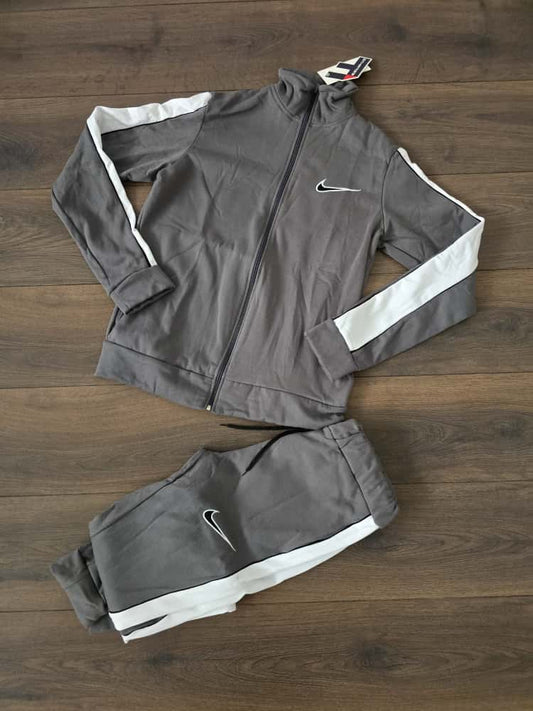 Chandal nike gris logo grande espalda
