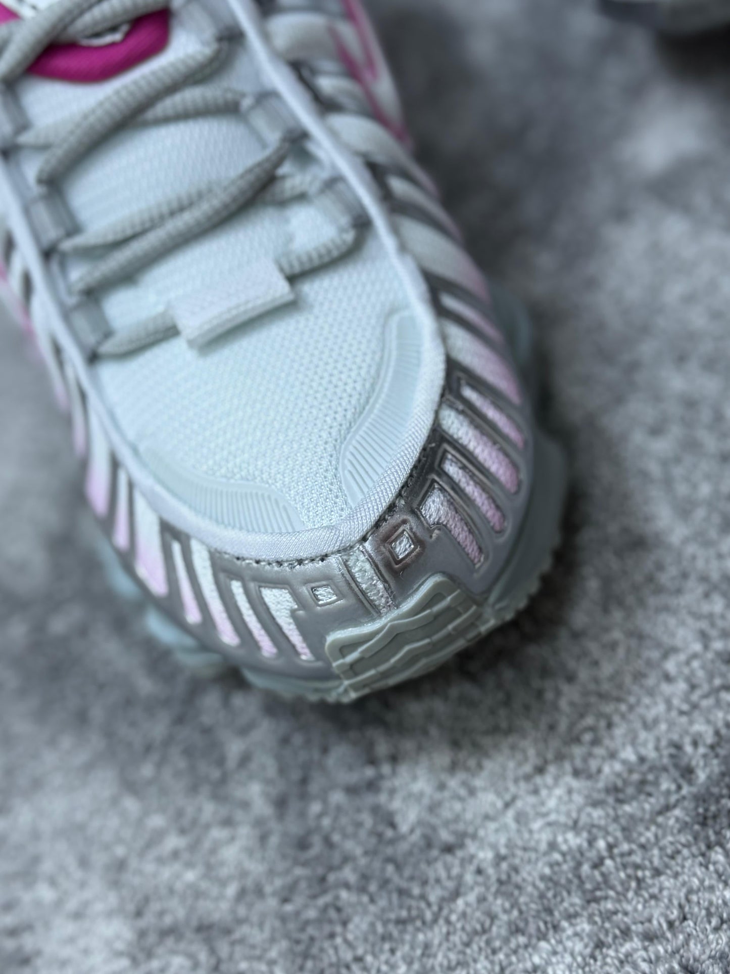Shox rosas y grises logo blanco y rosa