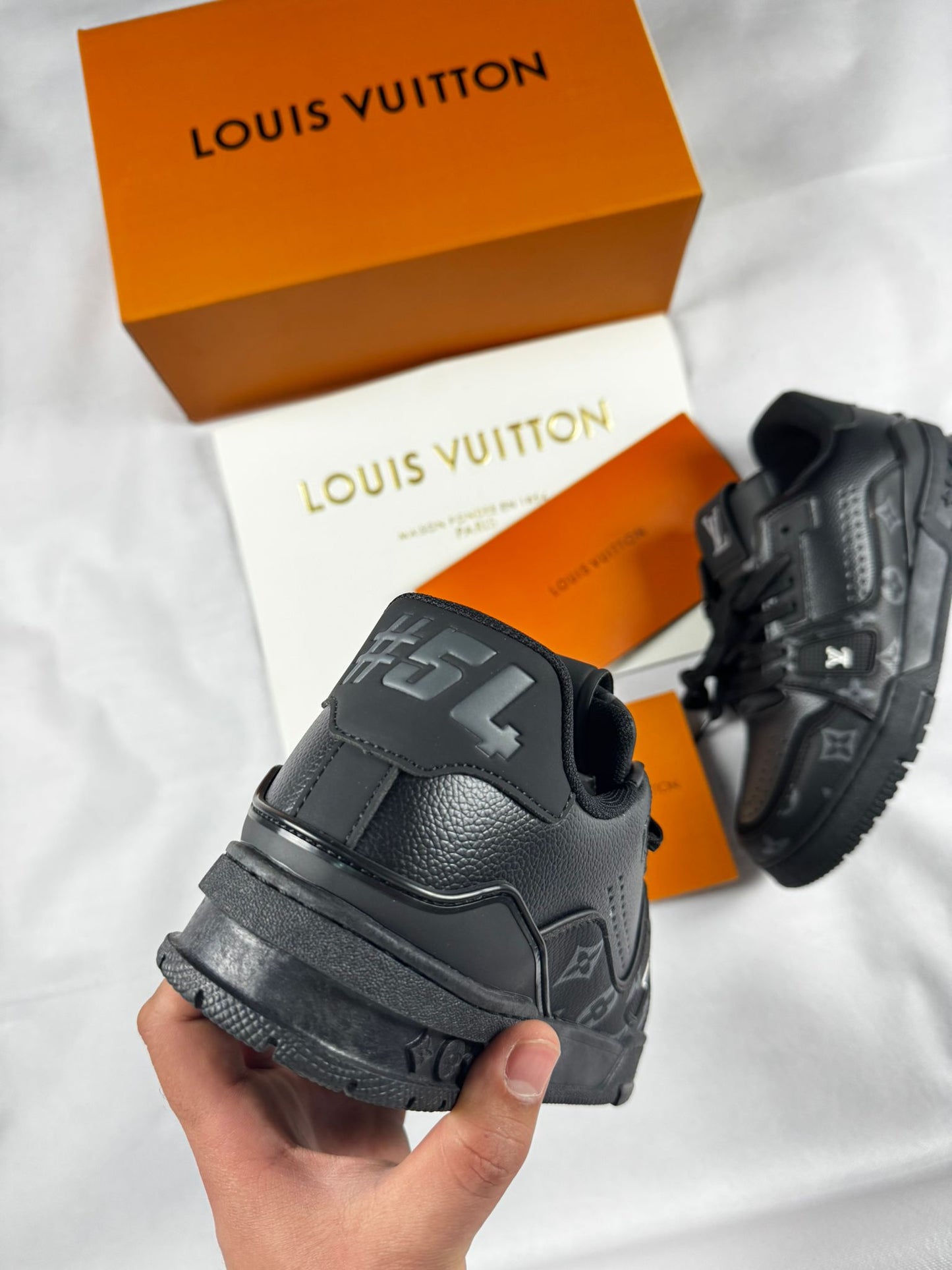 LV trainer negras logo gris y blanco