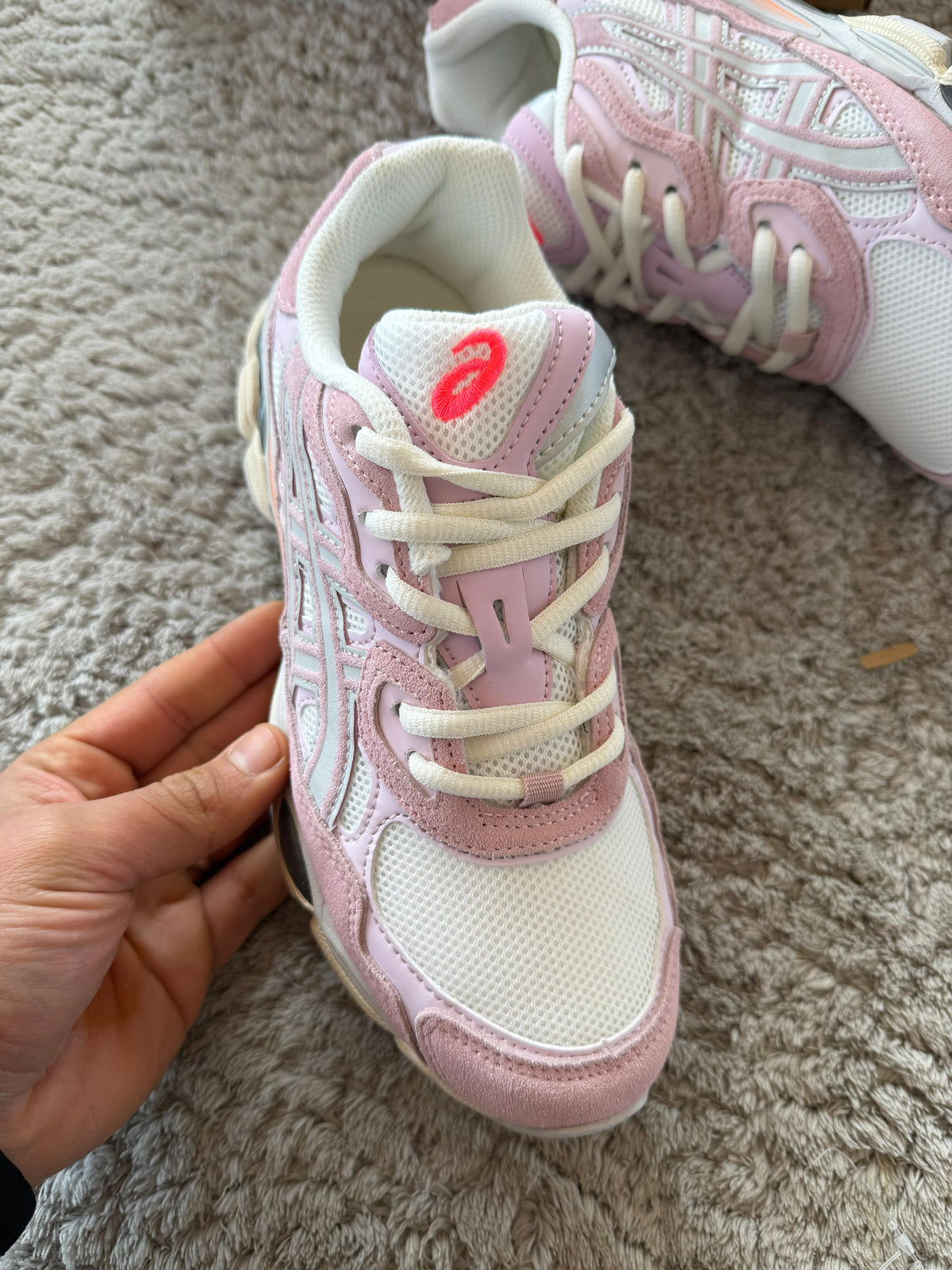 Asics blancas detalles rosas