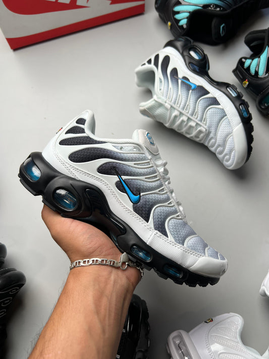 NIKE TN BLANCAS LOGO AZUL CONTORNO NEGRO