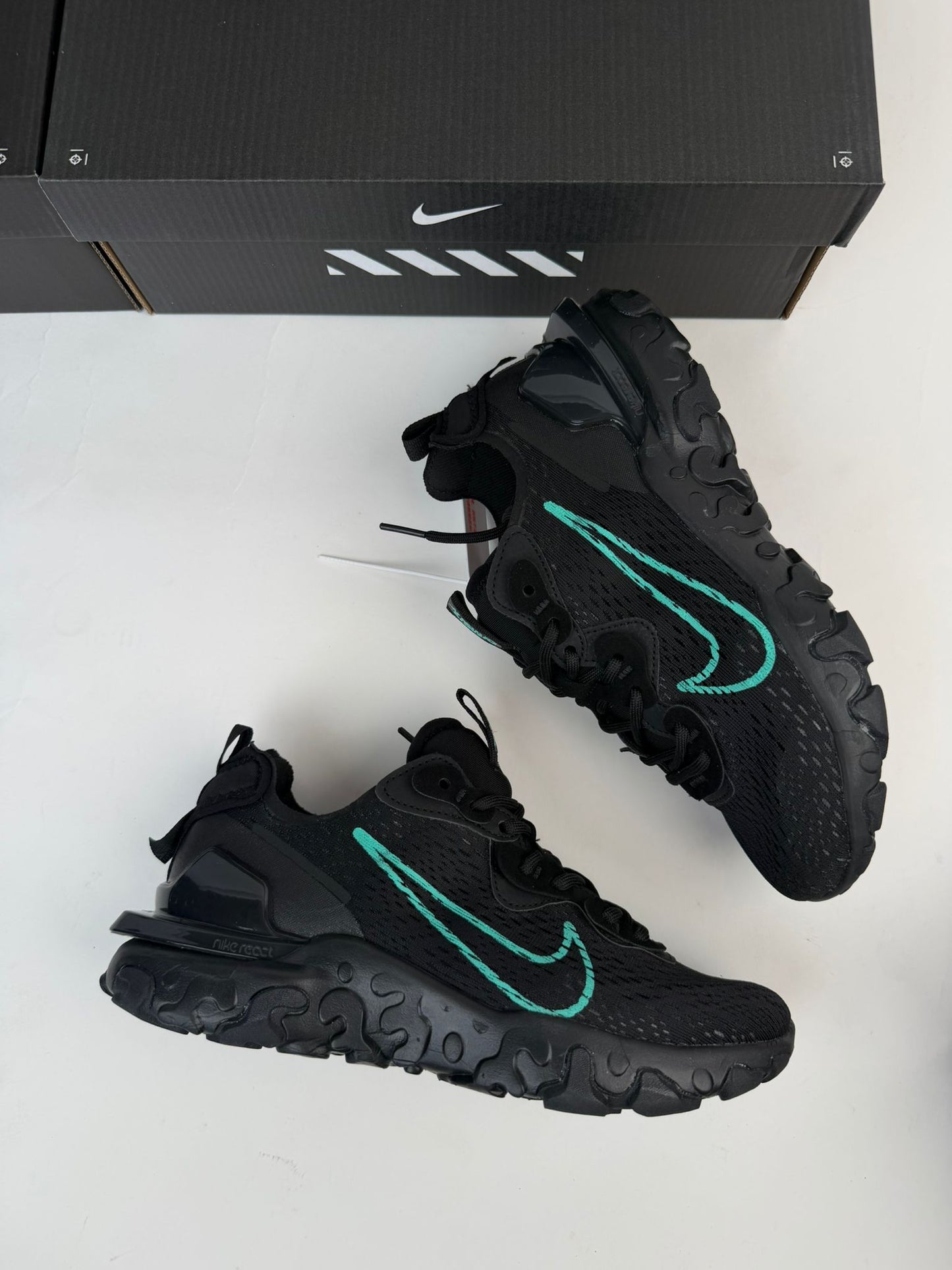 Nike react vision negras logo azul
