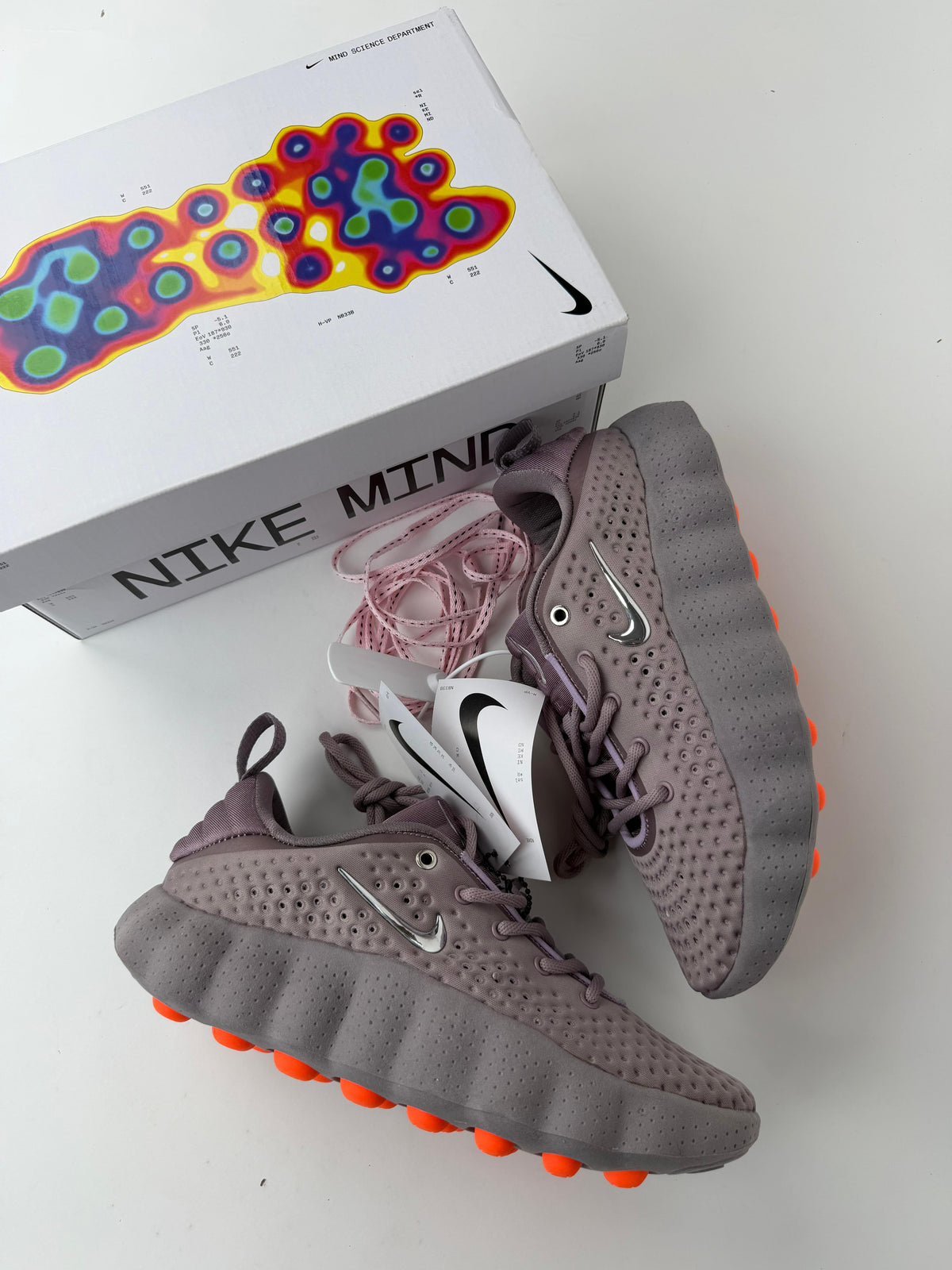 Zapatillas Nike mind moradas detalles naranjas logo plateado