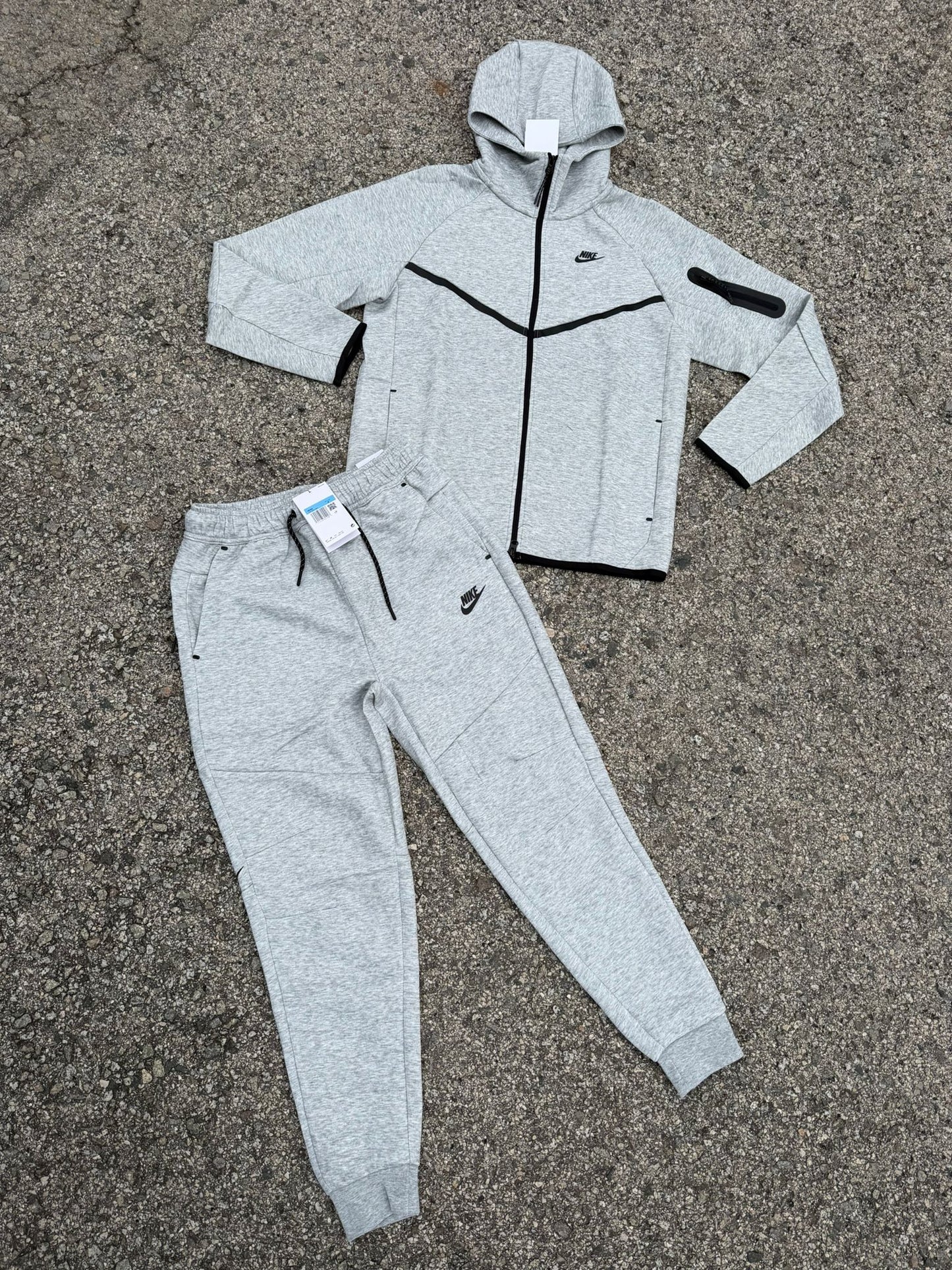Nike tech gris logo negro
