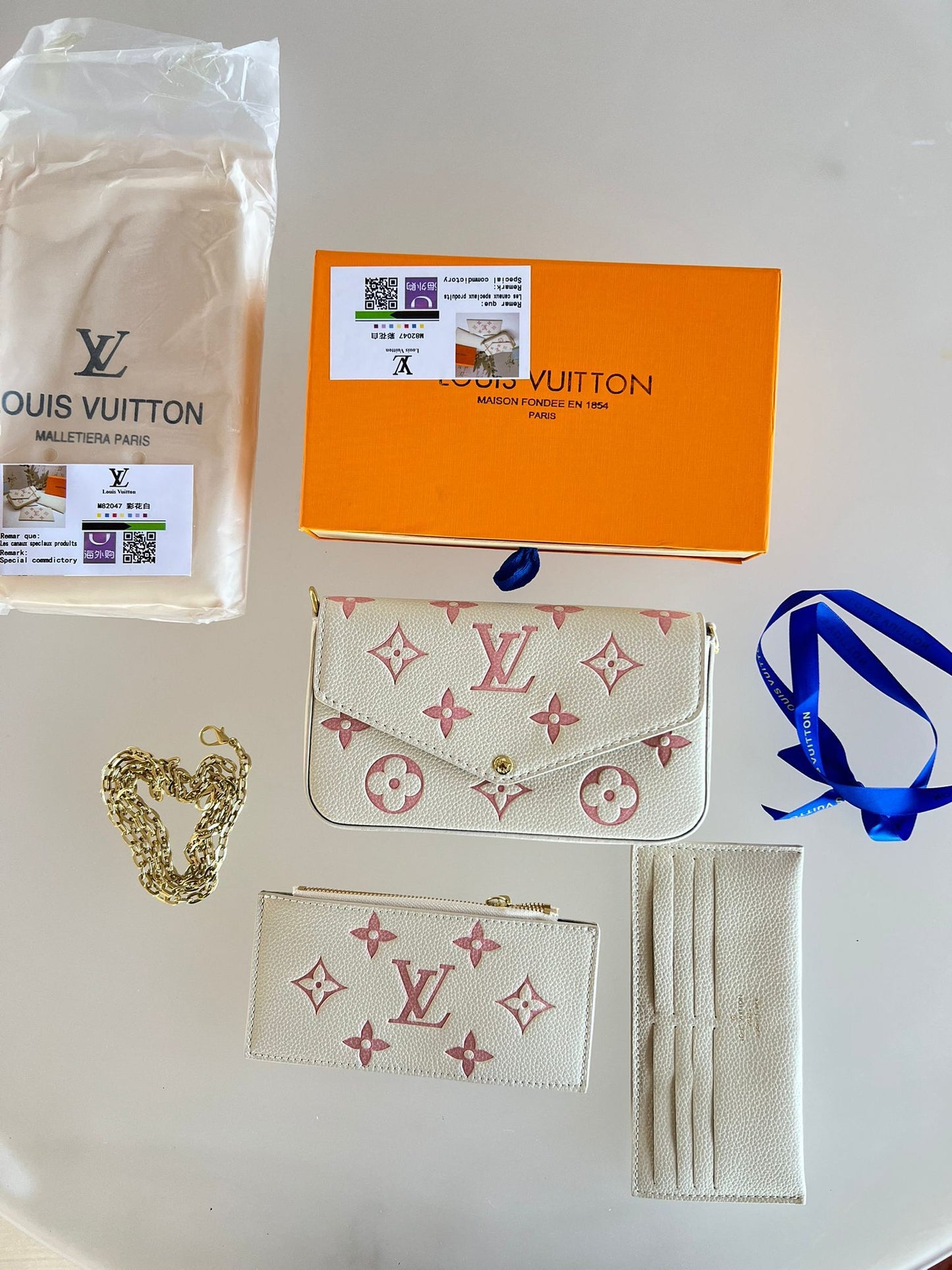 Pack LV blanco y rosa detalles dorados