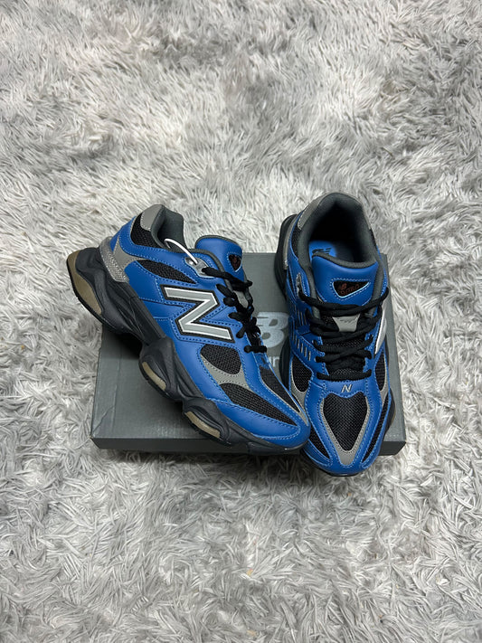 New Balance 9060 azul logo gris contorno negro