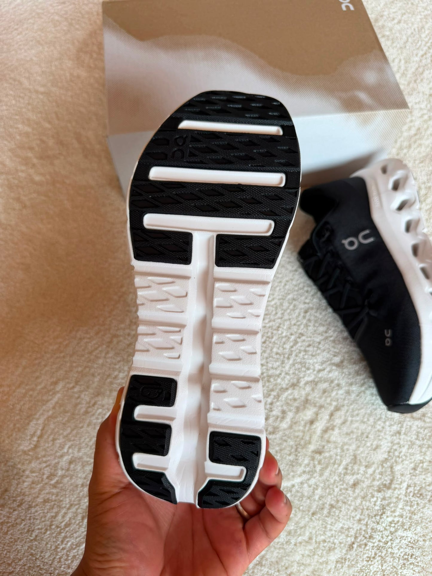Zapatillas On Running CLOUDTILT negras logo gris detalles blancos