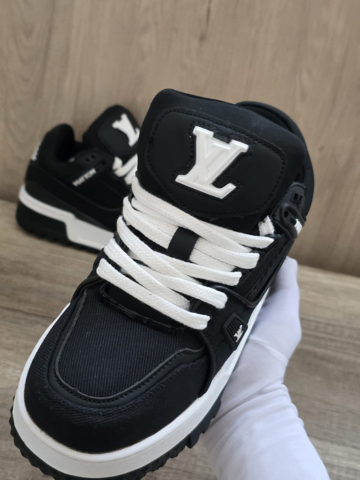 Lv trainer negra suela blanca