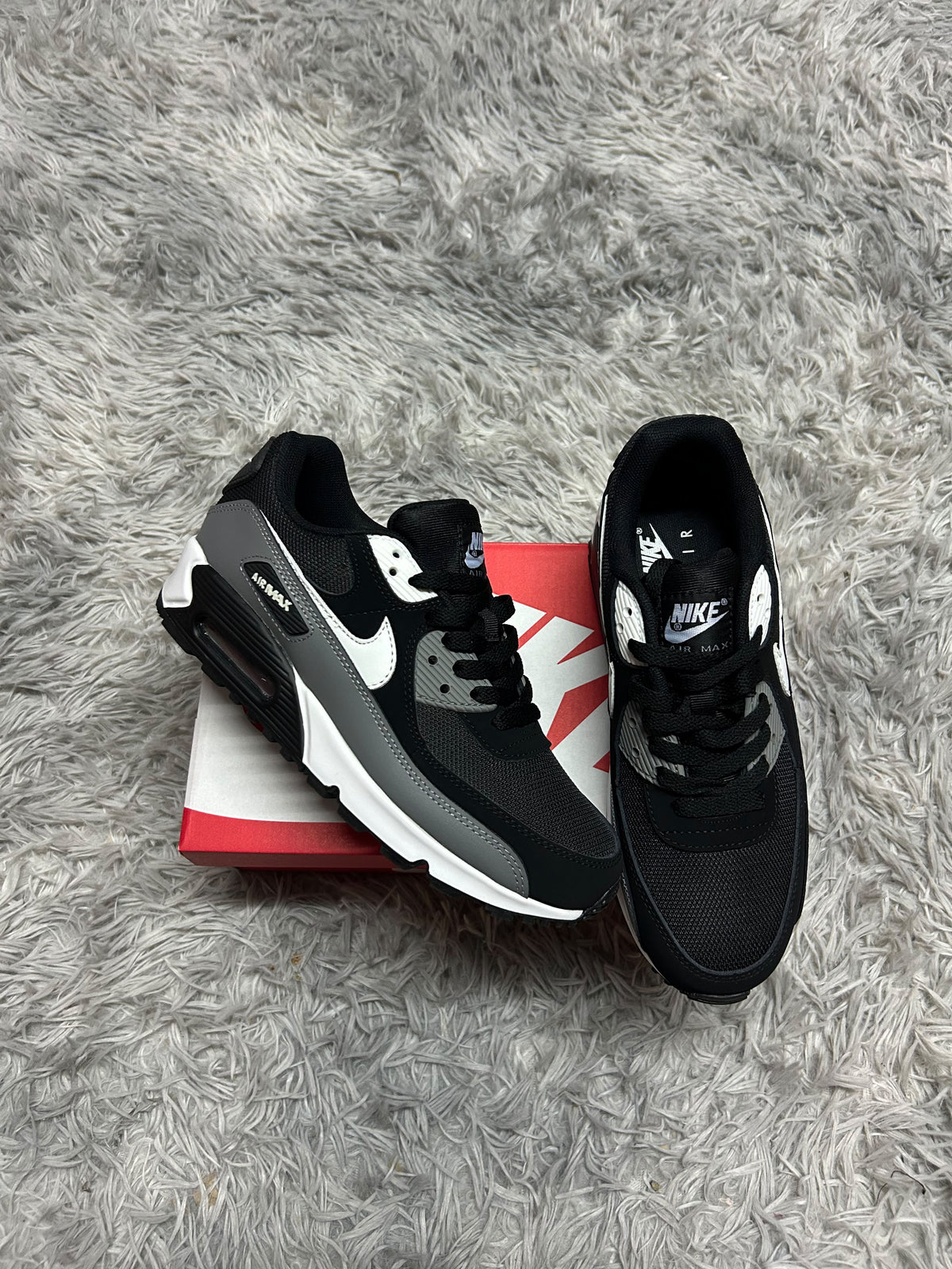 AIR MAX 90 negras logo blanco detalles grises
