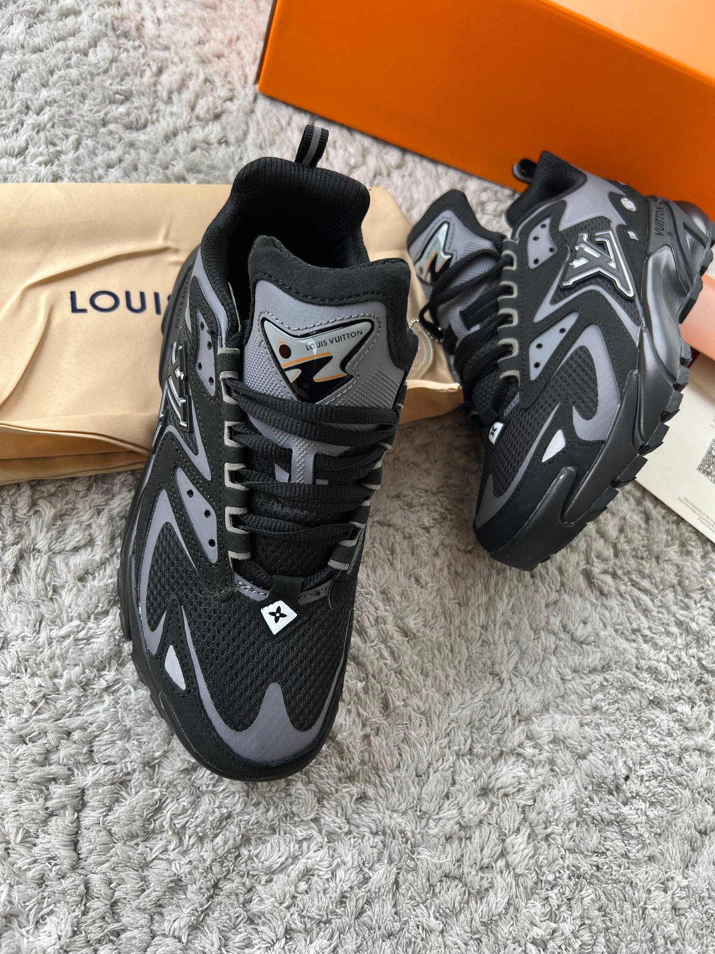 LOUIS VUITTON Runner TATIC negra y gris