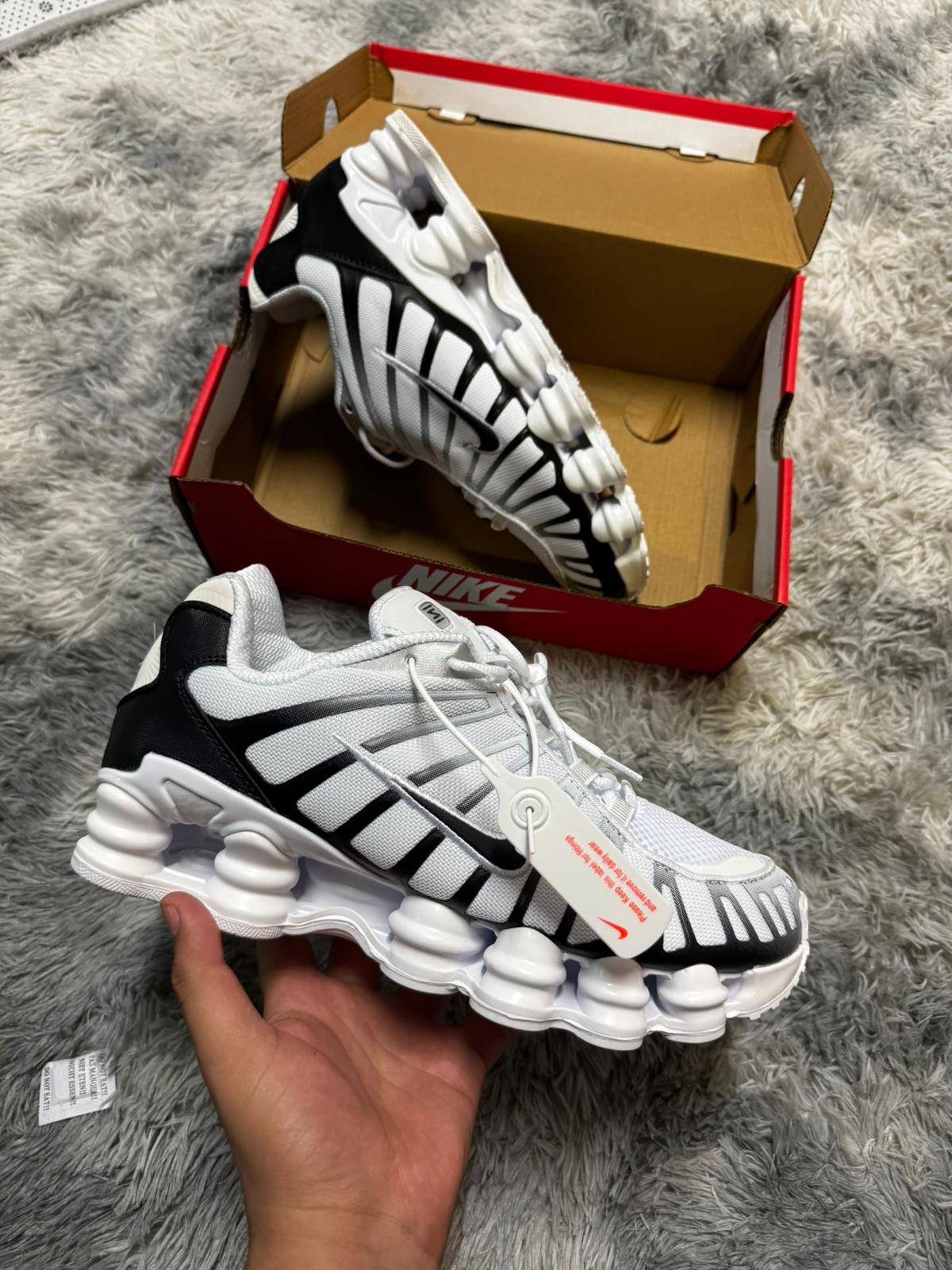 Shox blancas y negras logo negro