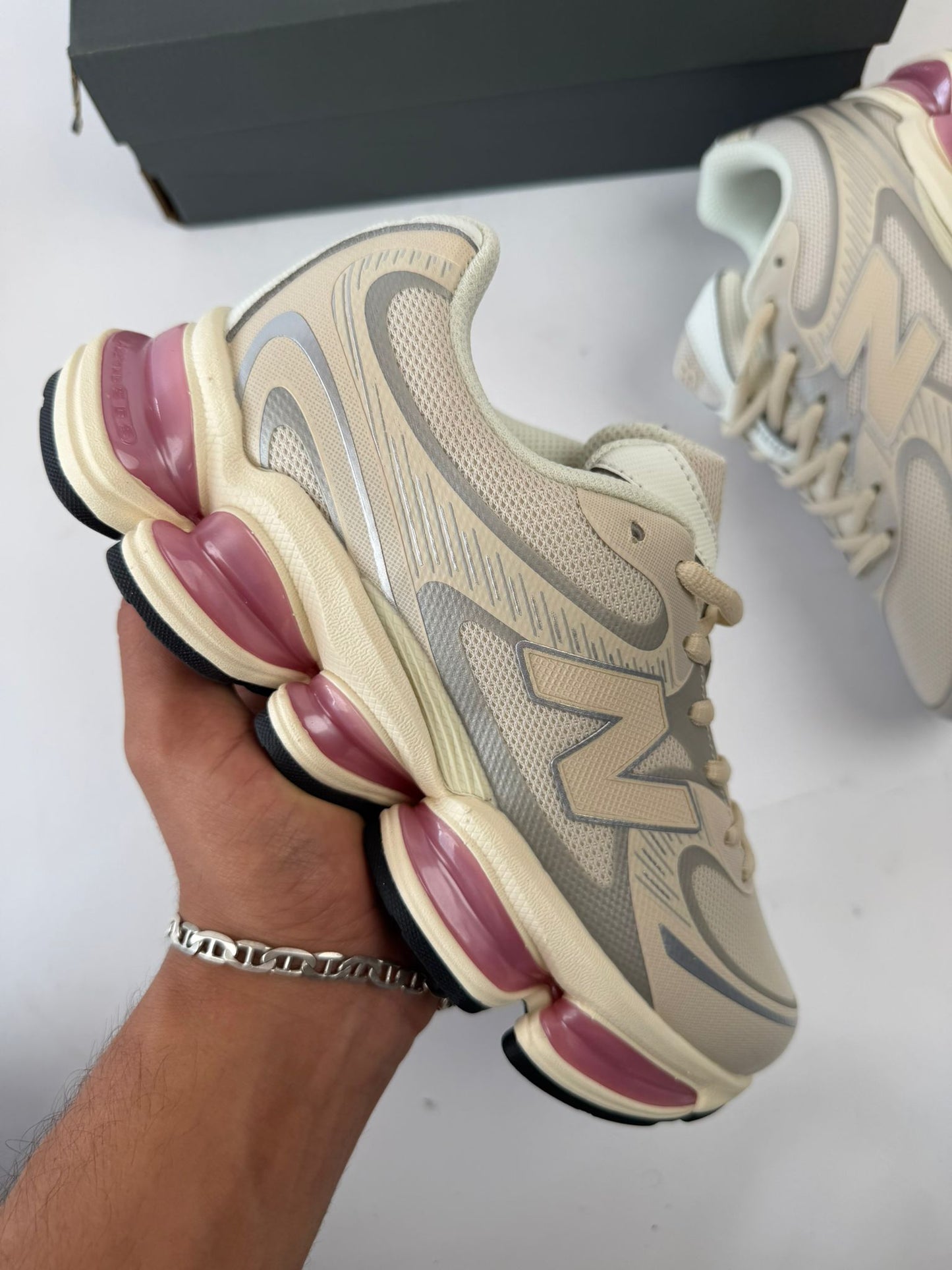New Balance 2000 beige detalles grises y rosas